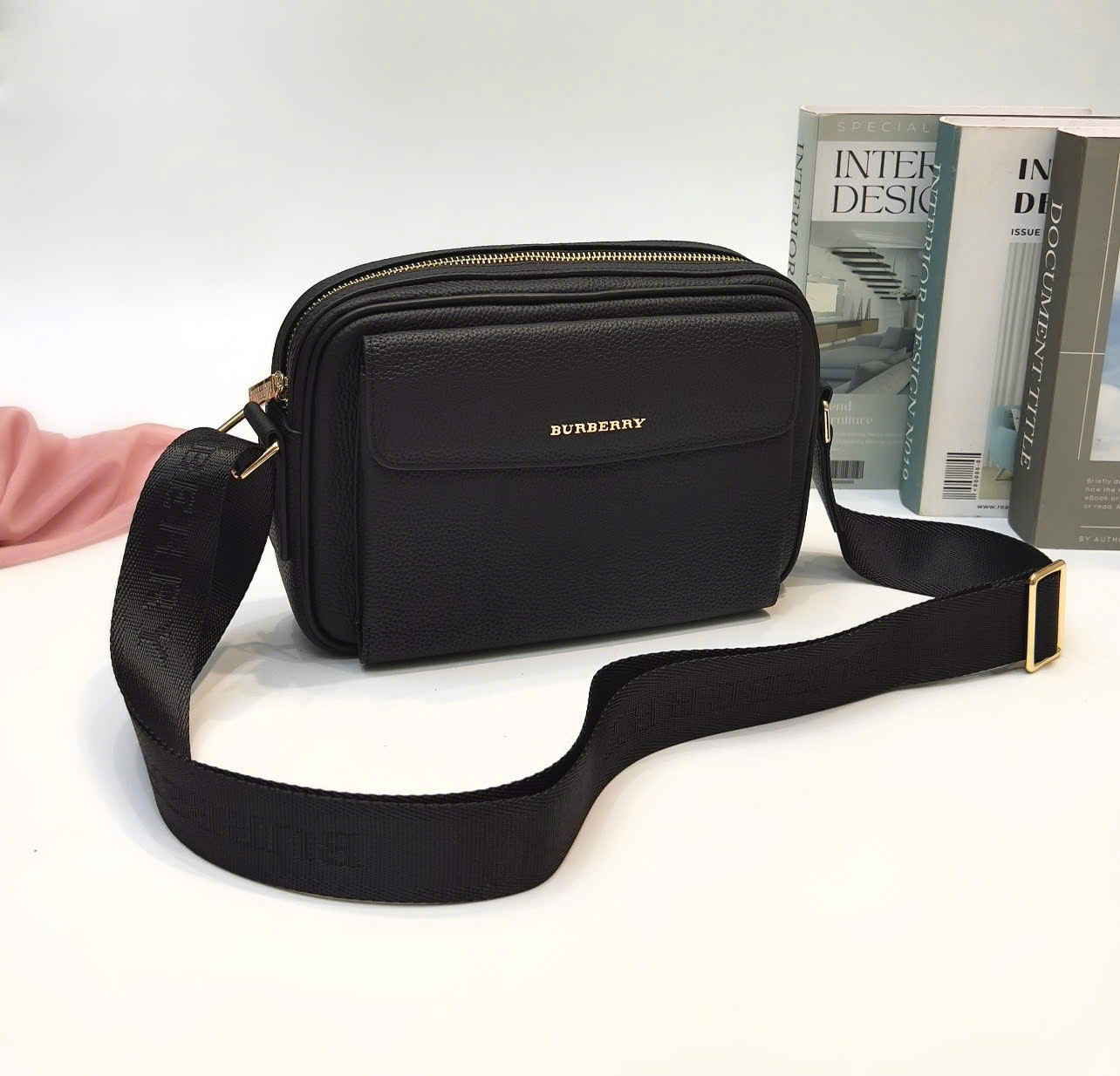 Túi cặp đeo chéo Burberry BBR Đen sần logo chữ Vàng Like AUth DDT