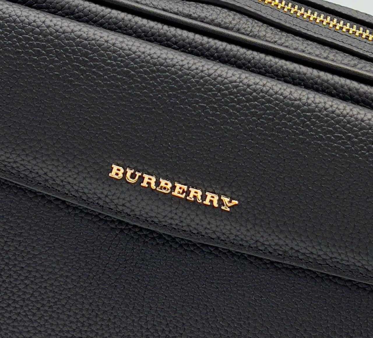 Túi cặp đeo chéo Burberry BBR Đen sần logo chữ Vàng Like AUth DDT