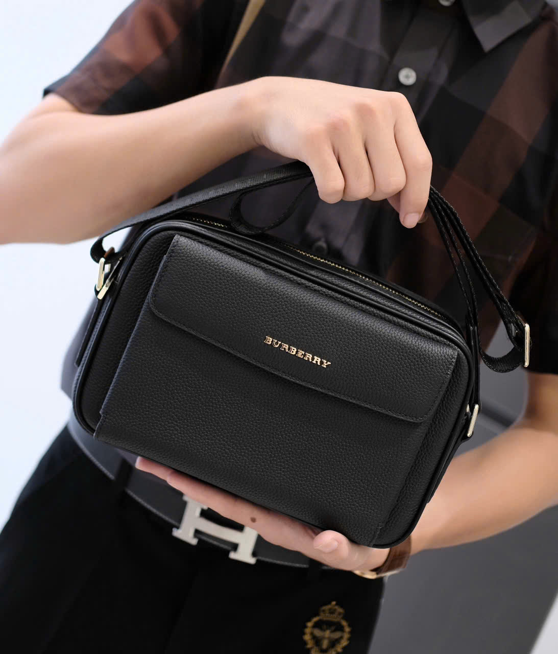 Túi cặp đeo chéo Burberry BBR Đen sần logo chữ Vàng Like AUth DDT