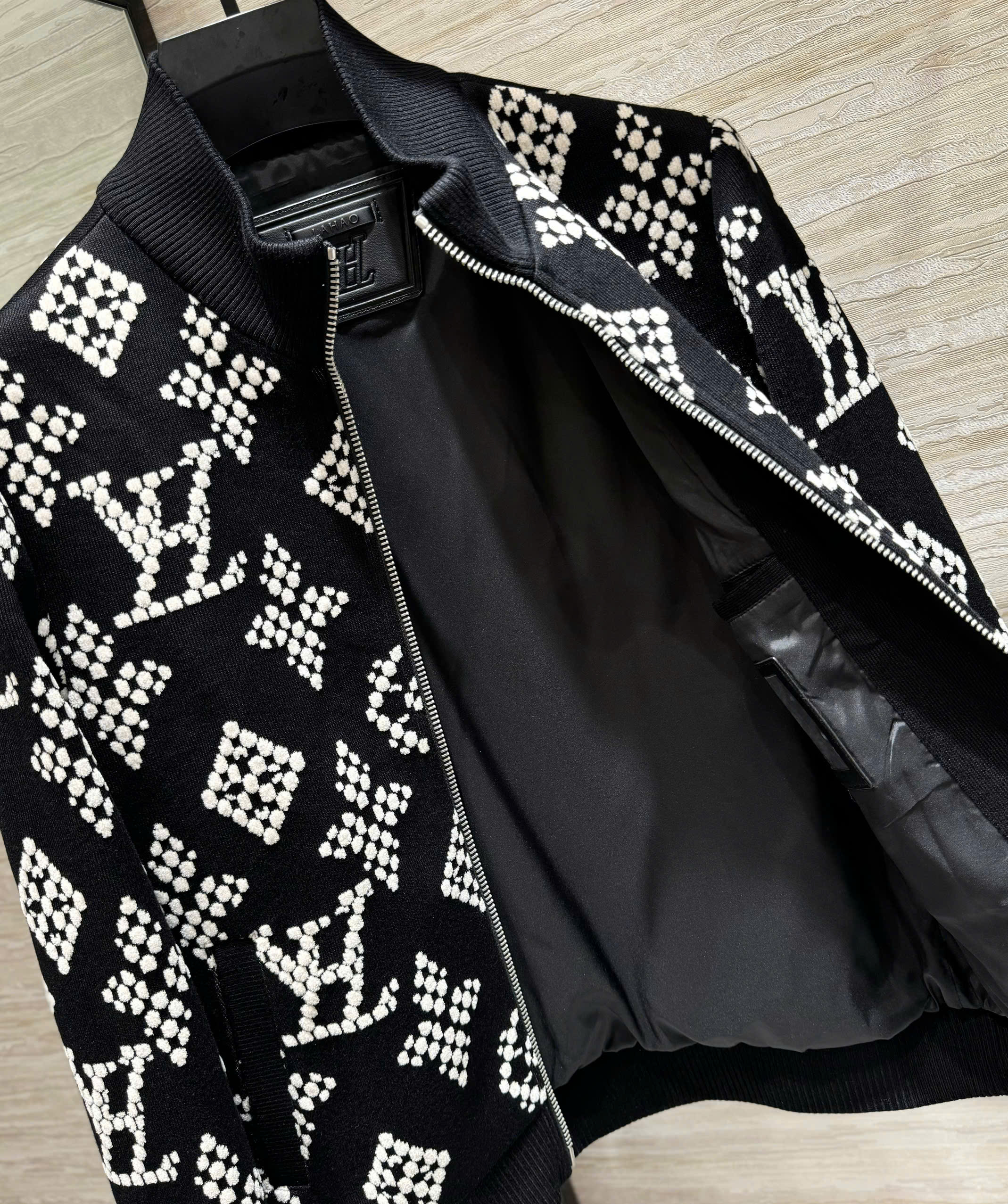 Áo khoác len Louis Vuitton LV Đen logo Trắng thêu nổi monogram full Like Auth 48-54 DDT