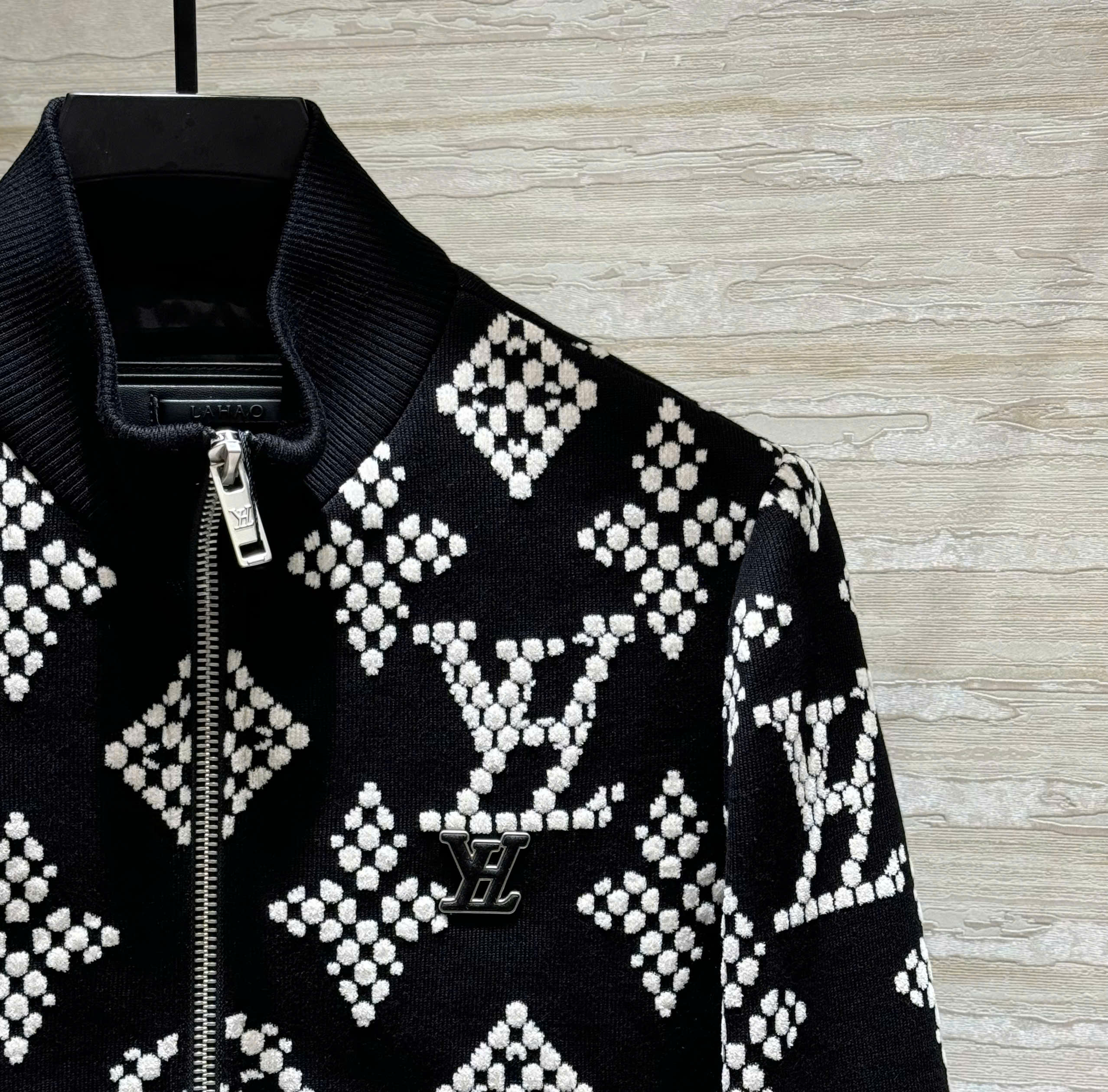 Áo khoác len Louis Vuitton LV Đen logo Trắng thêu nổi monogram full Like Auth 48-54 DDT