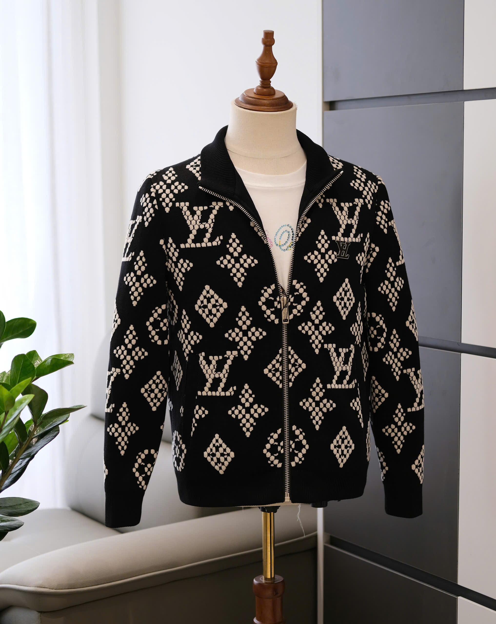 Áo khoác len Louis Vuitton LV Đen logo Trắng thêu nổi monogram full Like Auth 48-54 DDT