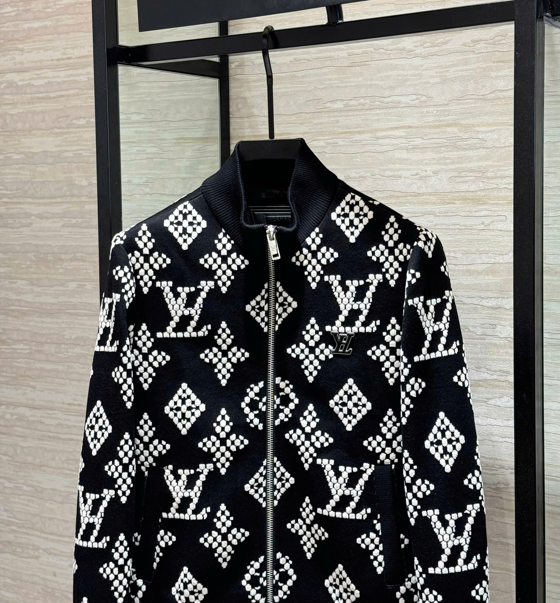 Áo khoác len Louis Vuitton LV Đen logo Trắng thêu nổi monogram full Like Auth 48-54 DDT