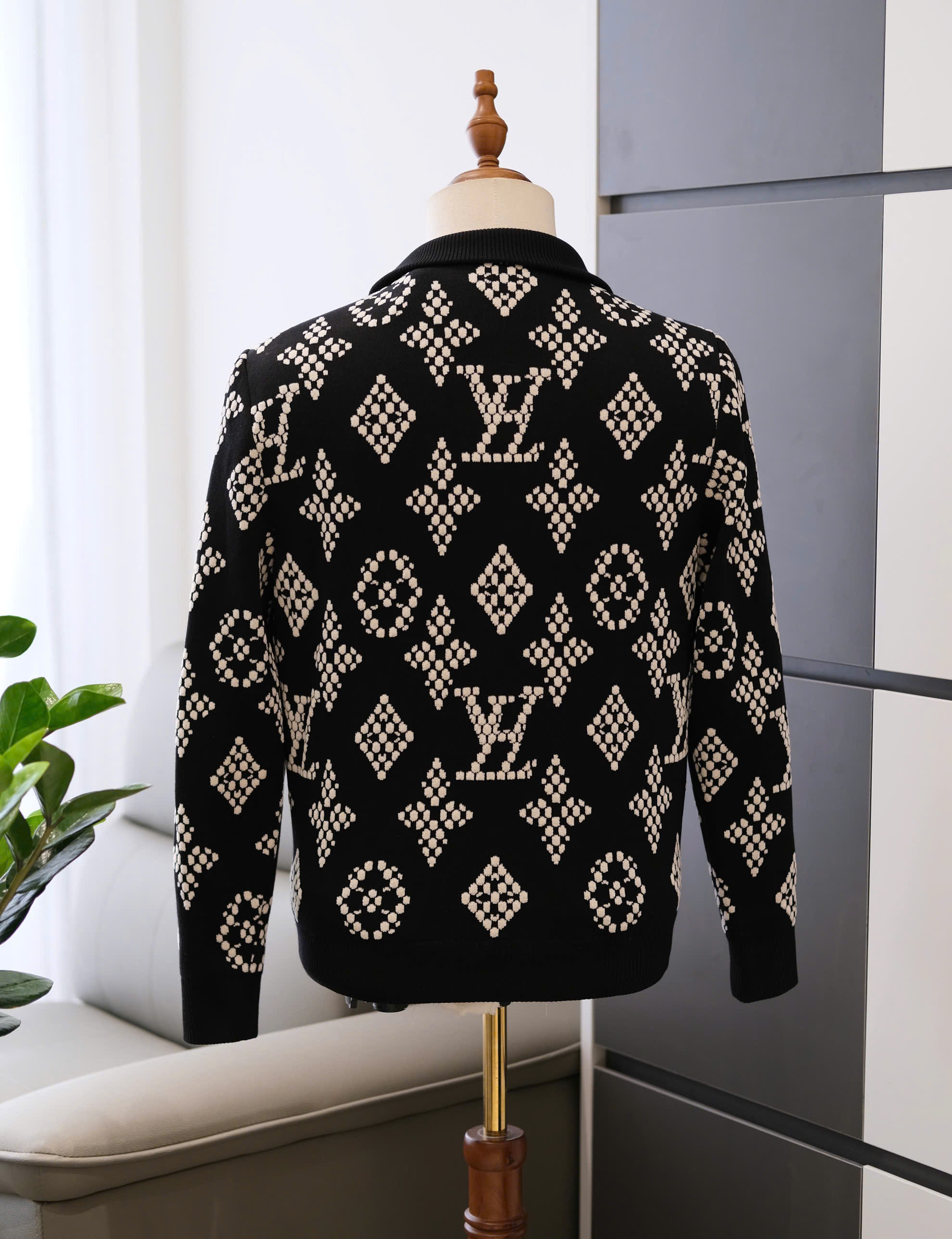 Áo khoác len Louis Vuitton LV Đen logo Trắng thêu nổi monogram full Like Auth 48-54 DDT