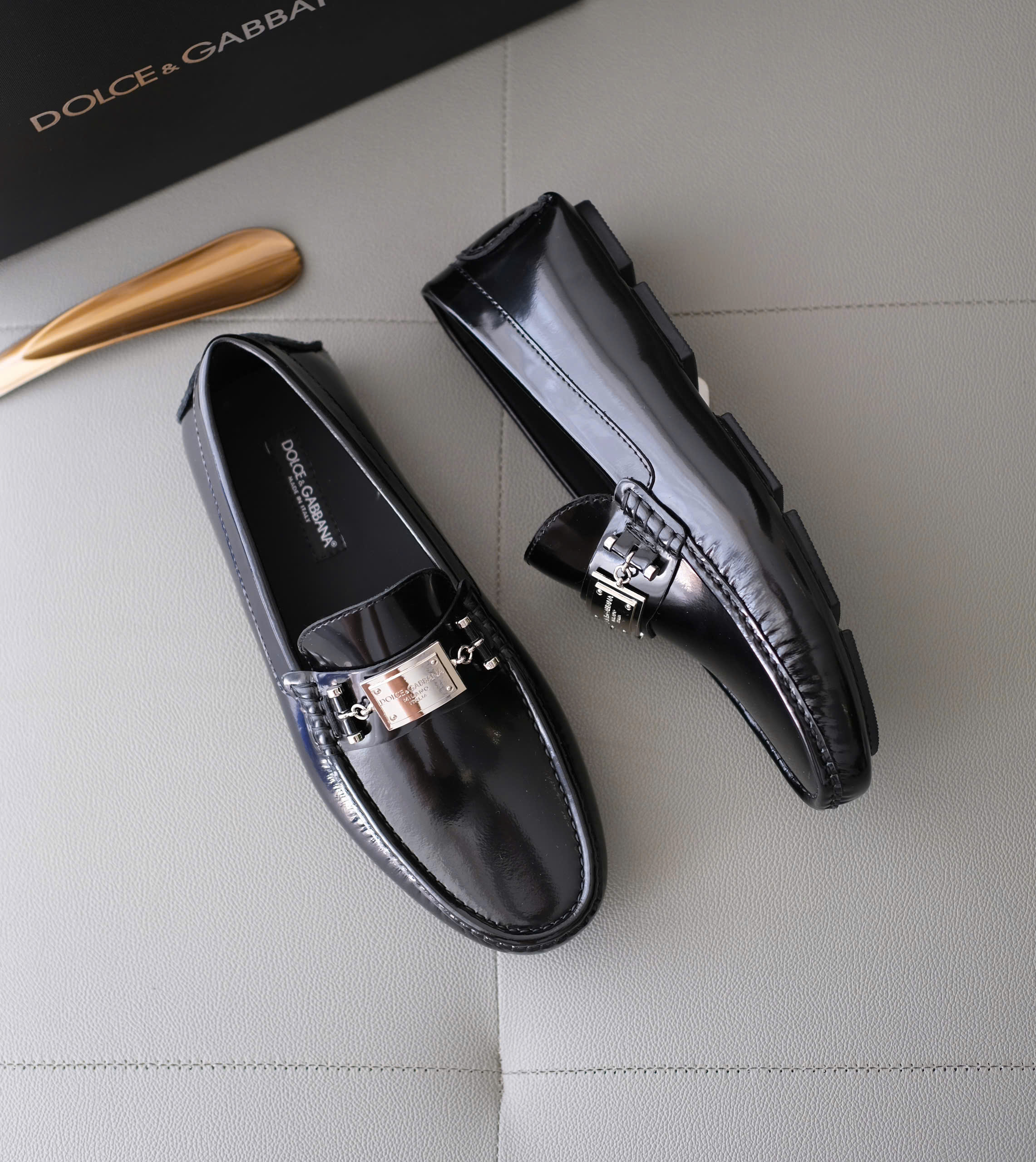 Giày moca Dolce Gabbana DG Đen bóng tag vuông bạc Like AUth 38-43 DDT