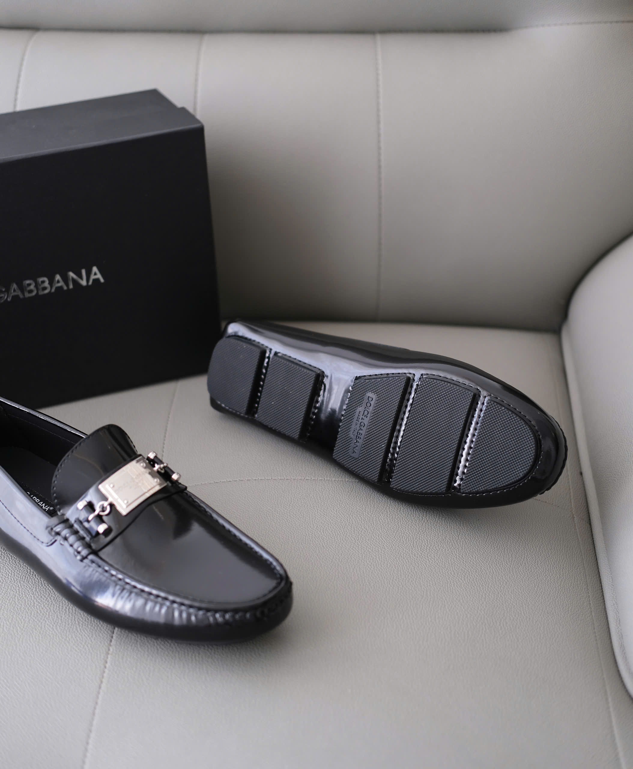 Giày moca Dolce Gabbana DG Đen bóng tag vuông bạc Like AUth 38-43 DDT