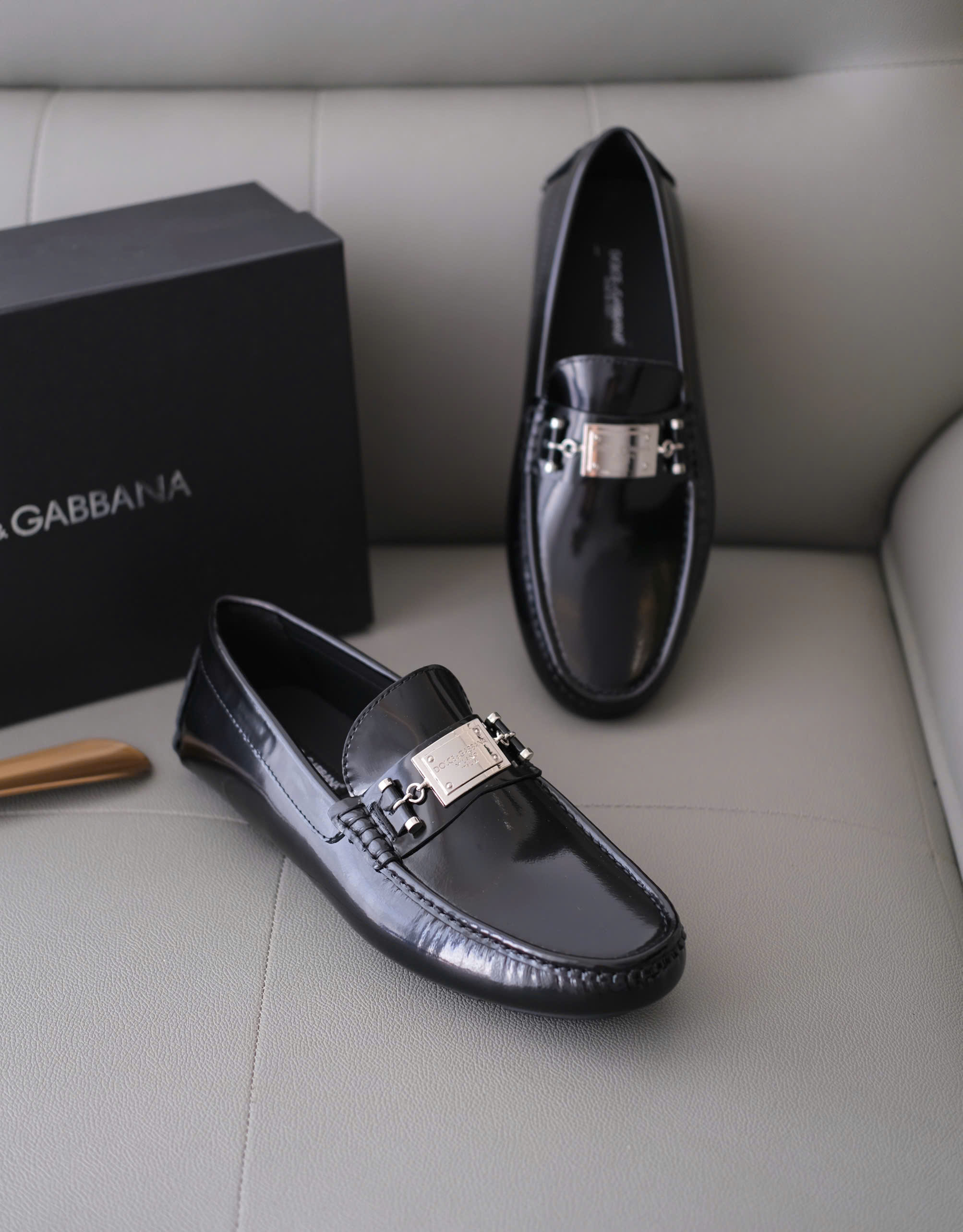 Giày moca Dolce Gabbana DG Đen bóng tag vuông bạc Like AUth 38-43 DDT