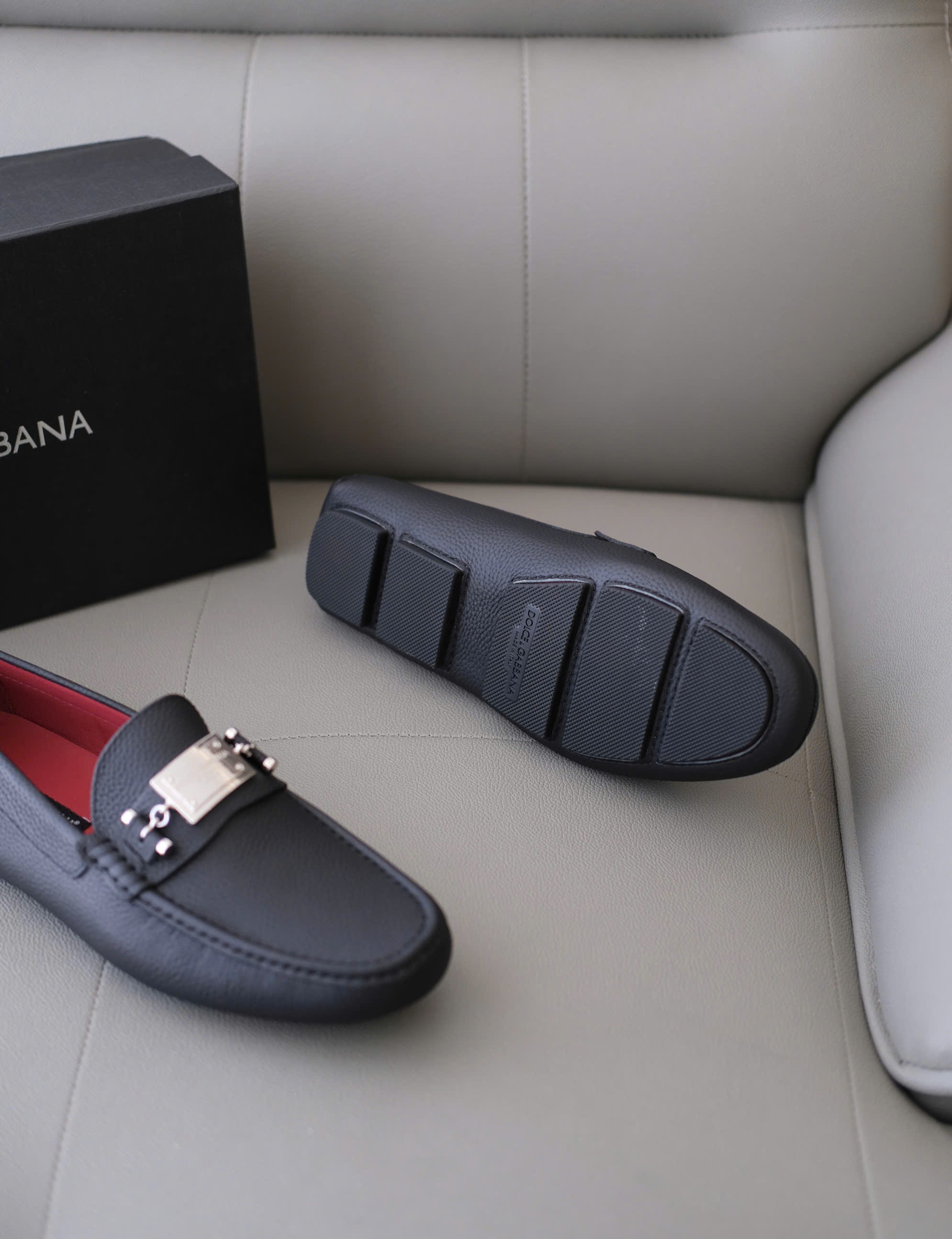 Giày moca Dolce Gabbana DG Đen sần lót Đỏ logo tag vuông Like Auth 38-43 DDT