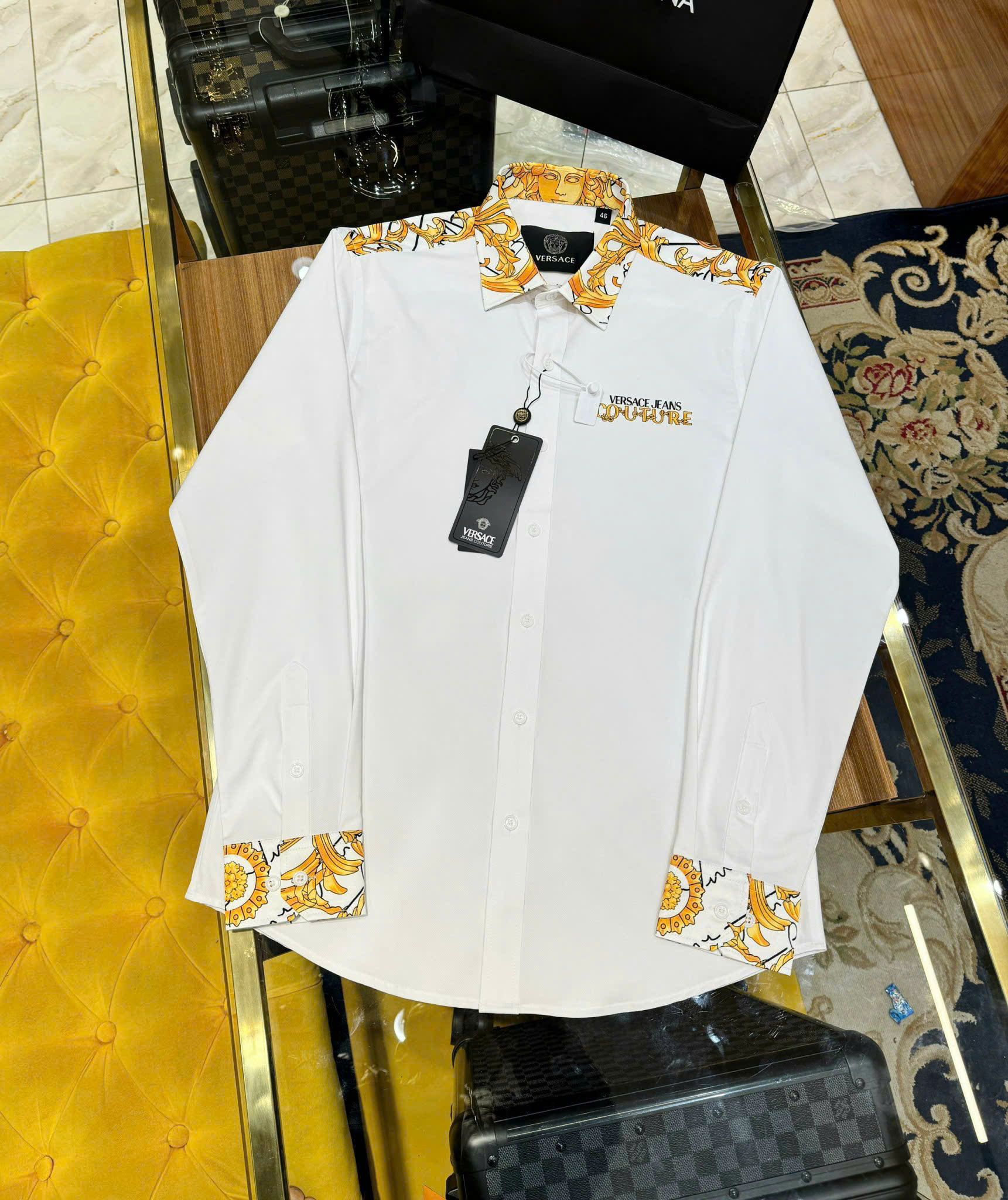 Áo sơ mi dài tay Versace VS Trắng họa tiết Vàng viền vai cổ tay Like Auth on web CD