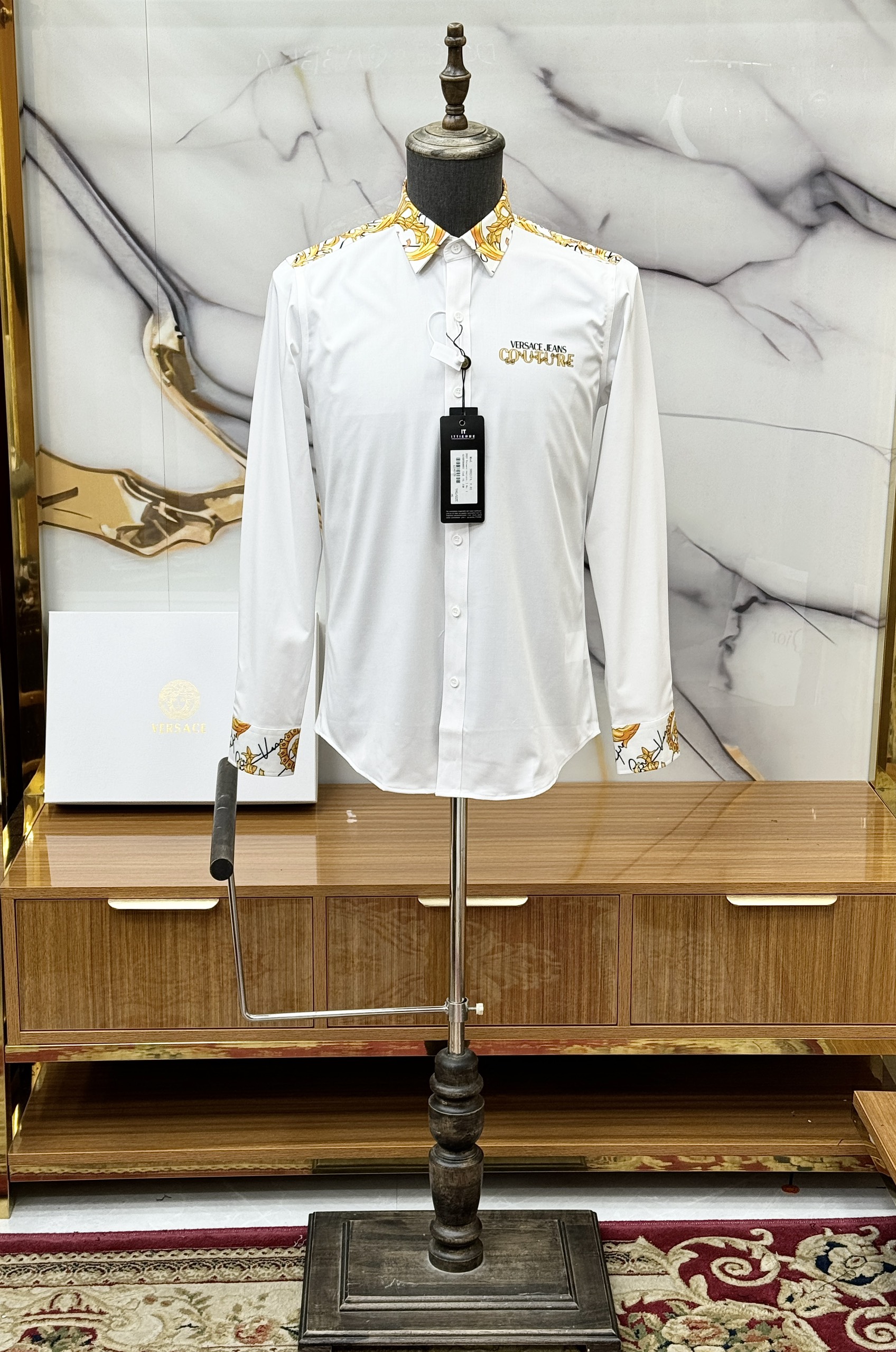 Áo sơ mi dài tay Versace VS Trắng họa tiết Vàng viền vai cổ tay Like Auth on web CD