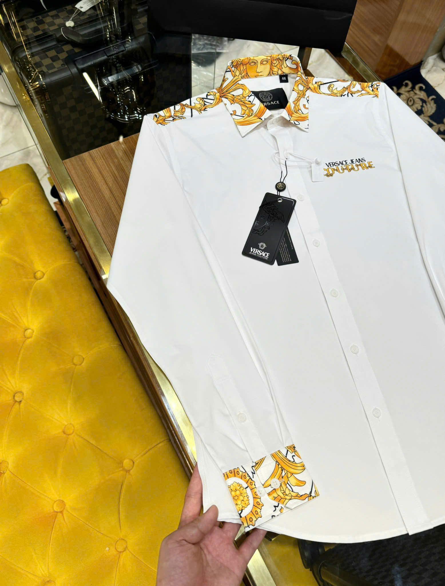 Áo sơ mi dài tay Versace VS Trắng họa tiết Vàng viền vai cổ tay Like Auth on web CD
