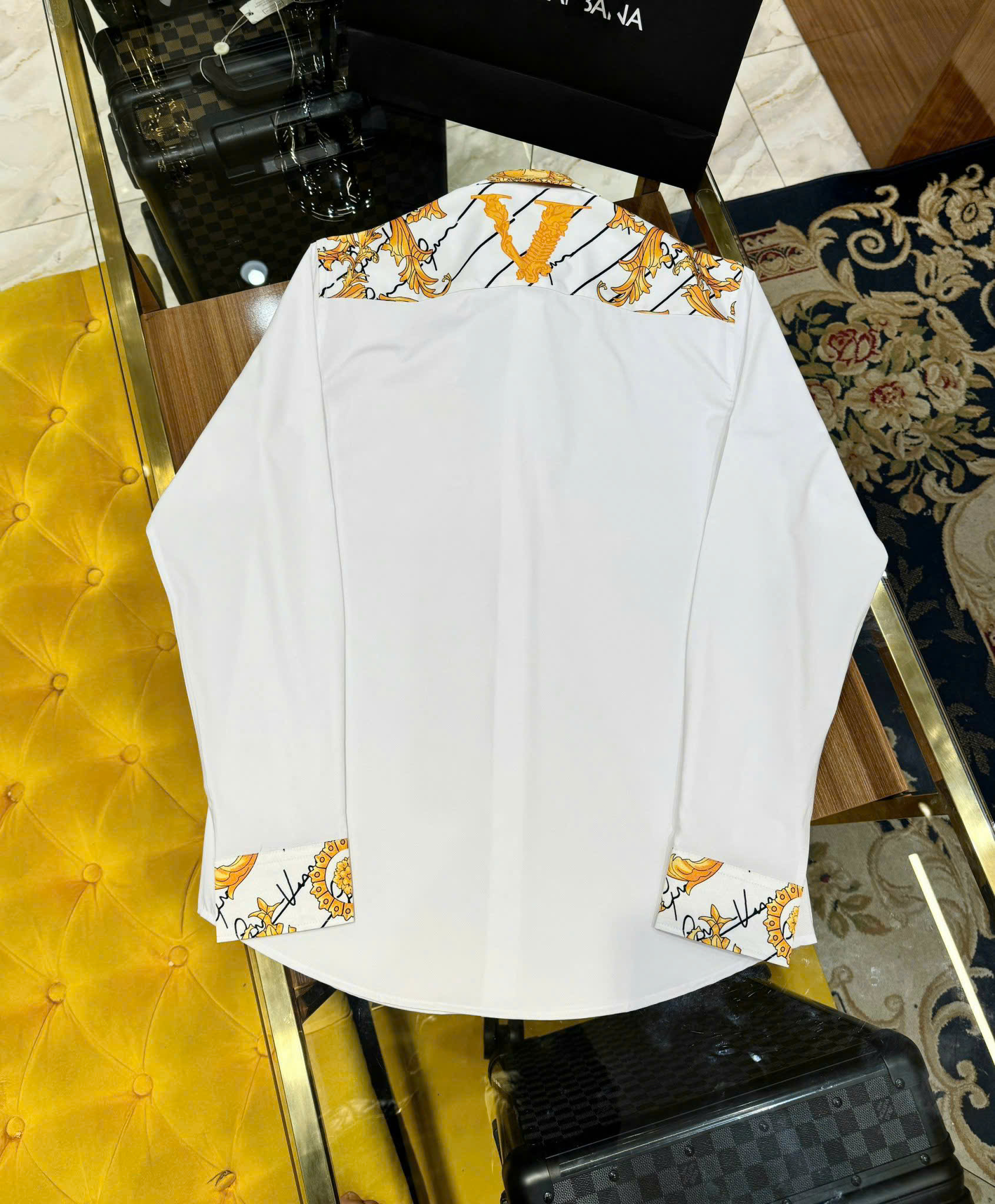 Áo sơ mi dài tay Versace VS Trắng họa tiết Vàng viền vai cổ tay Like Auth on web CD