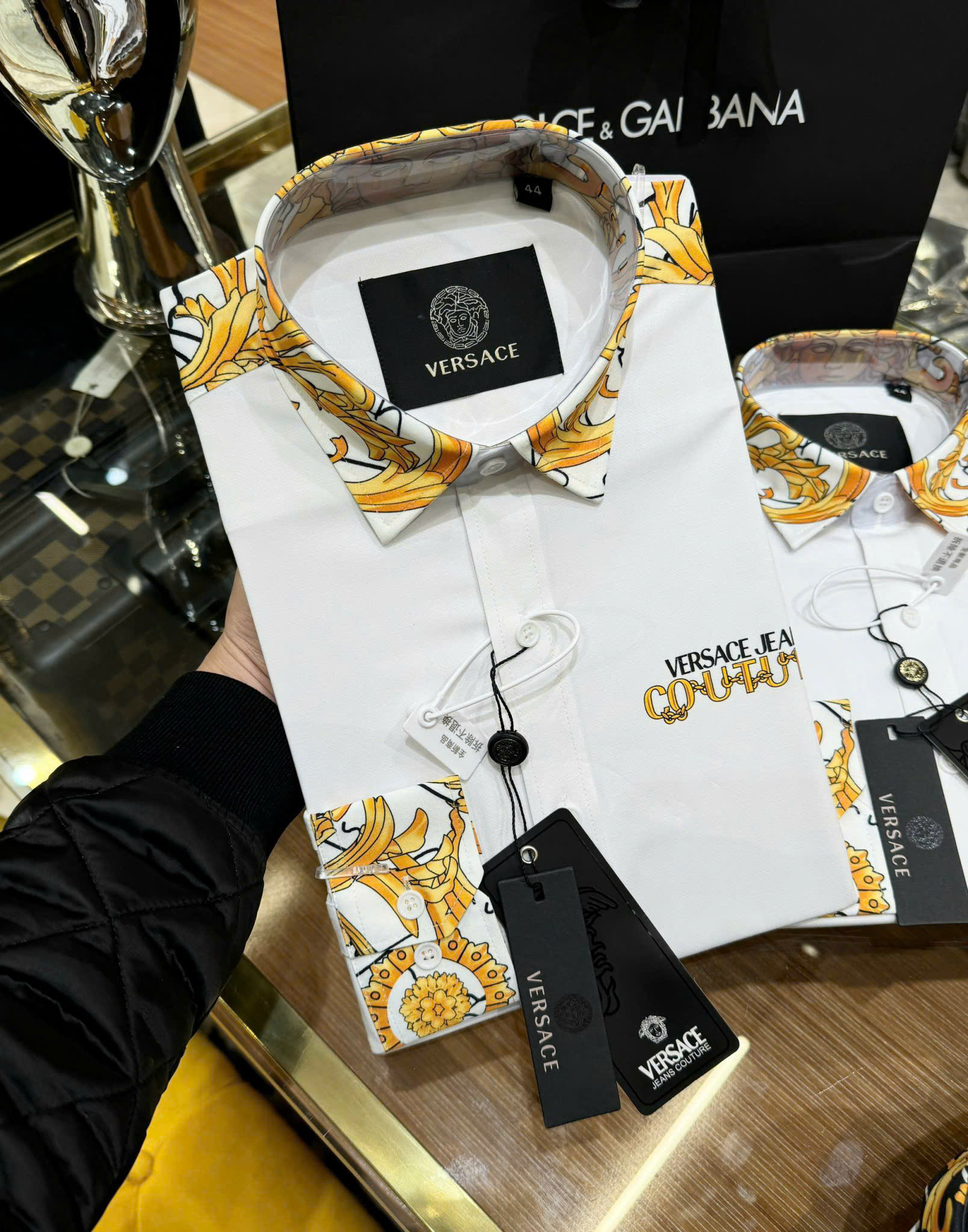 Áo sơ mi dài tay Versace VS Trắng họa tiết Vàng viền vai cổ tay Like Auth on web CD