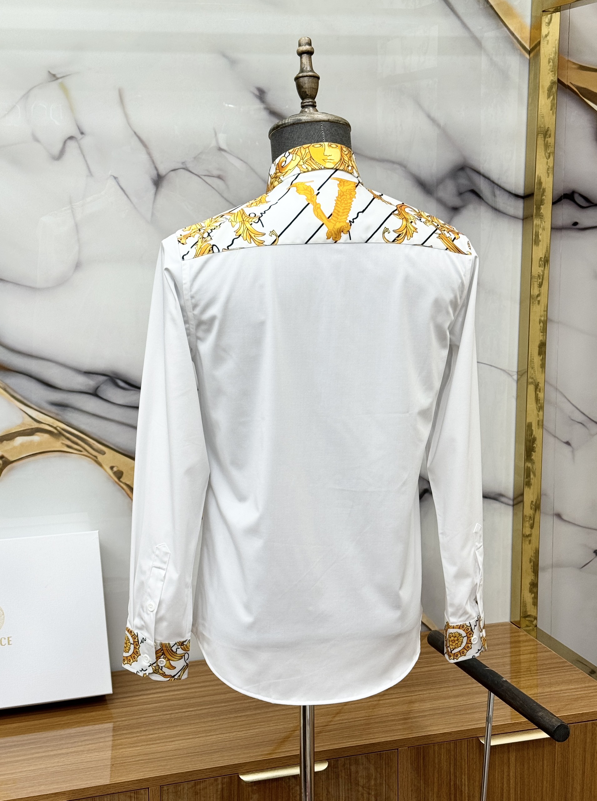 Áo sơ mi dài tay Versace VS Trắng họa tiết Vàng viền vai cổ tay Like Auth on web CD
