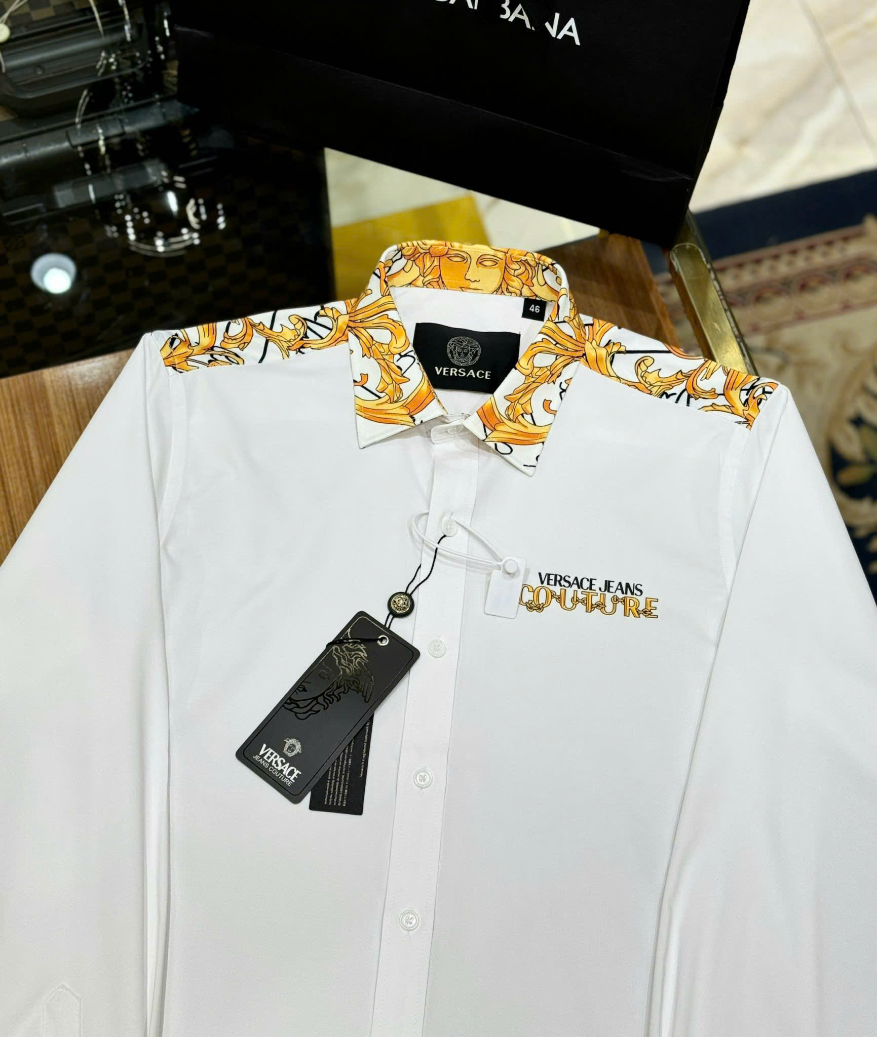 Áo sơ mi dài tay Versace VS Trắng họa tiết Vàng viền vai cổ tay Like Auth on web CD