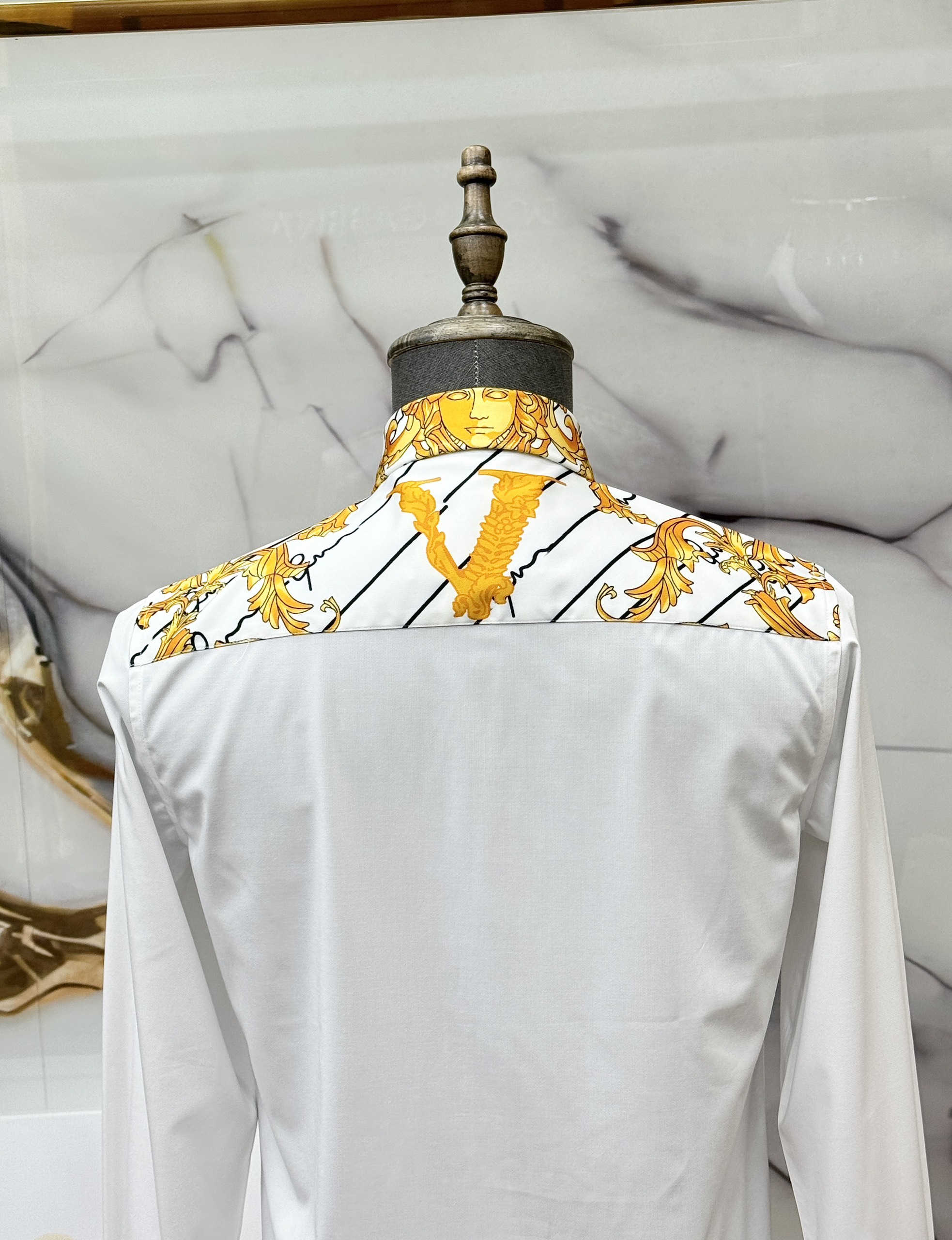 Áo sơ mi dài tay Versace VS Trắng họa tiết Vàng viền vai cổ tay Like Auth on web CD