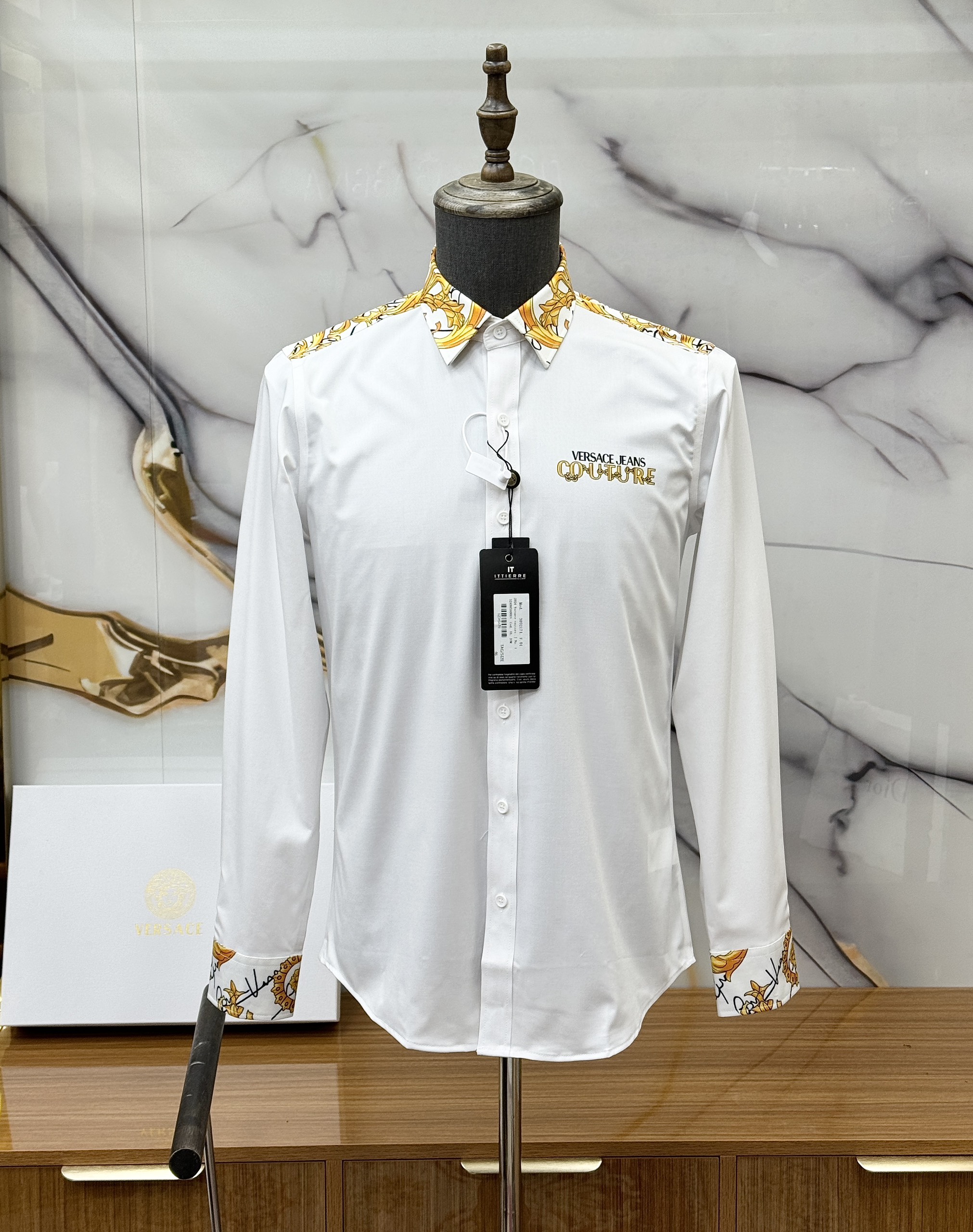 Áo sơ mi dài tay Versace VS Trắng họa tiết Vàng viền vai cổ tay Like Auth on web CD