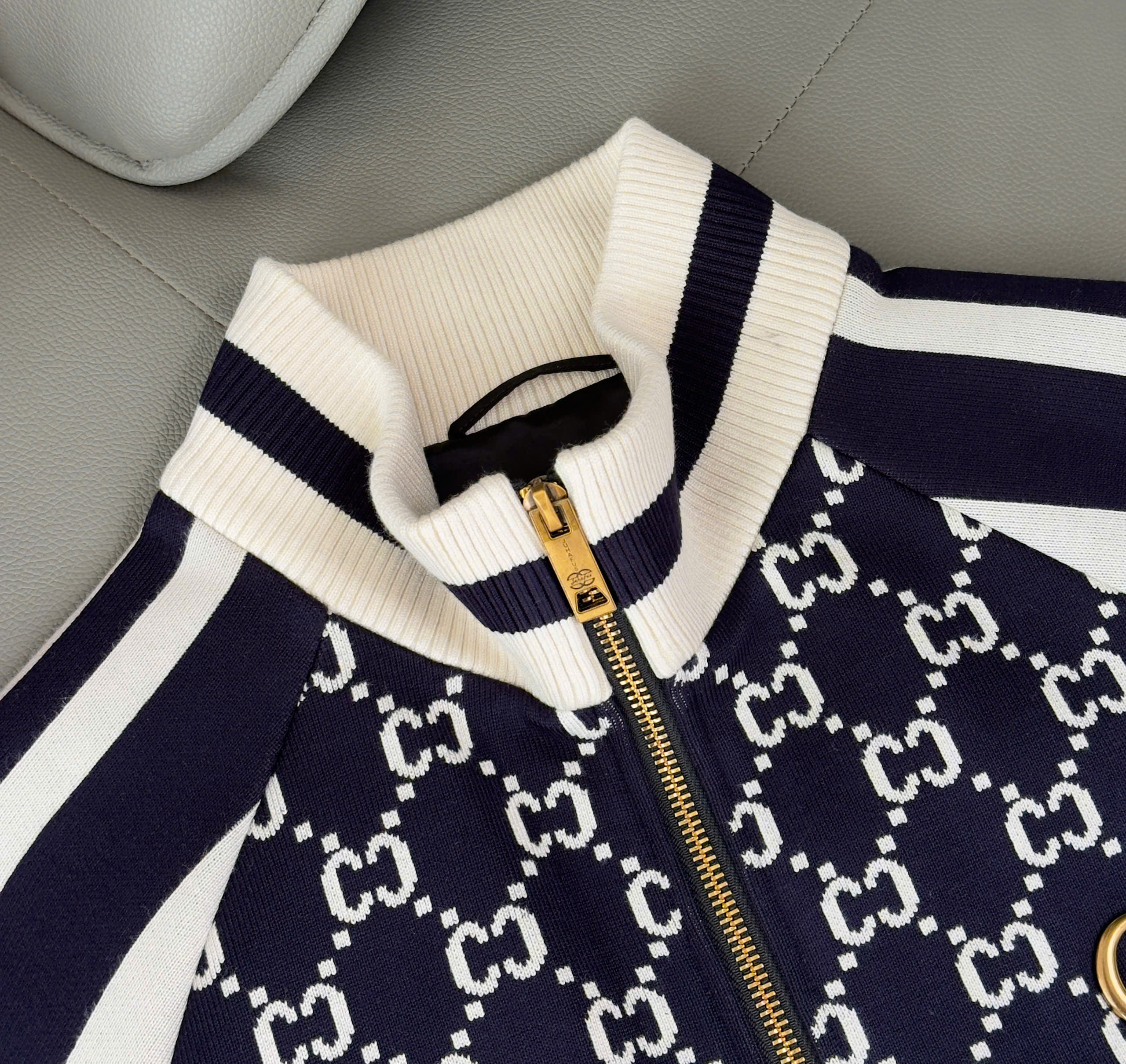 Áo khoác len Gucci GC Đen phối Trắng monogram Like Auth 48-54 DDT