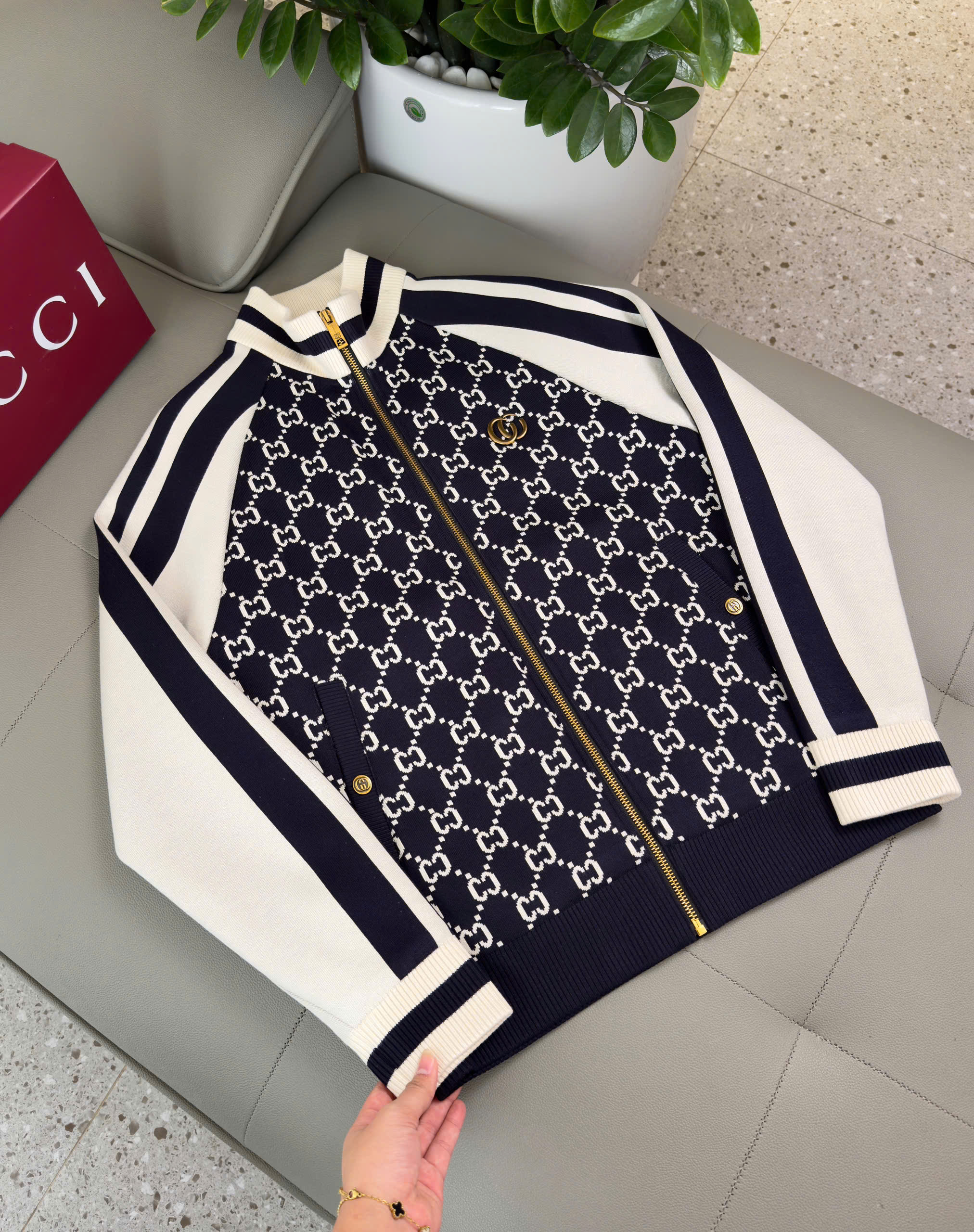 Áo khoác len Gucci GC Đen phối Trắng monogram Like Auth 48-54 DDT