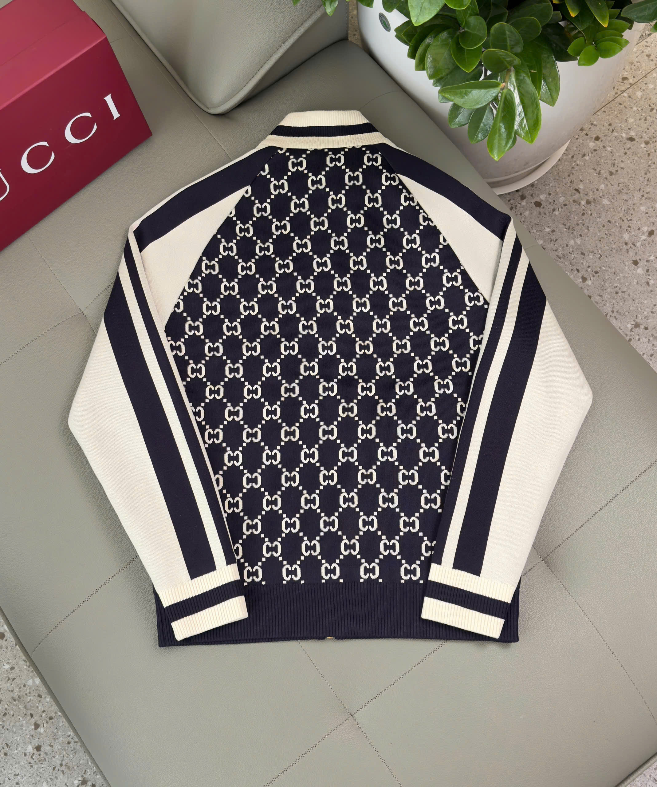 Áo khoác len Gucci GC Đen phối Trắng monogram Like Auth 48-54 DDT