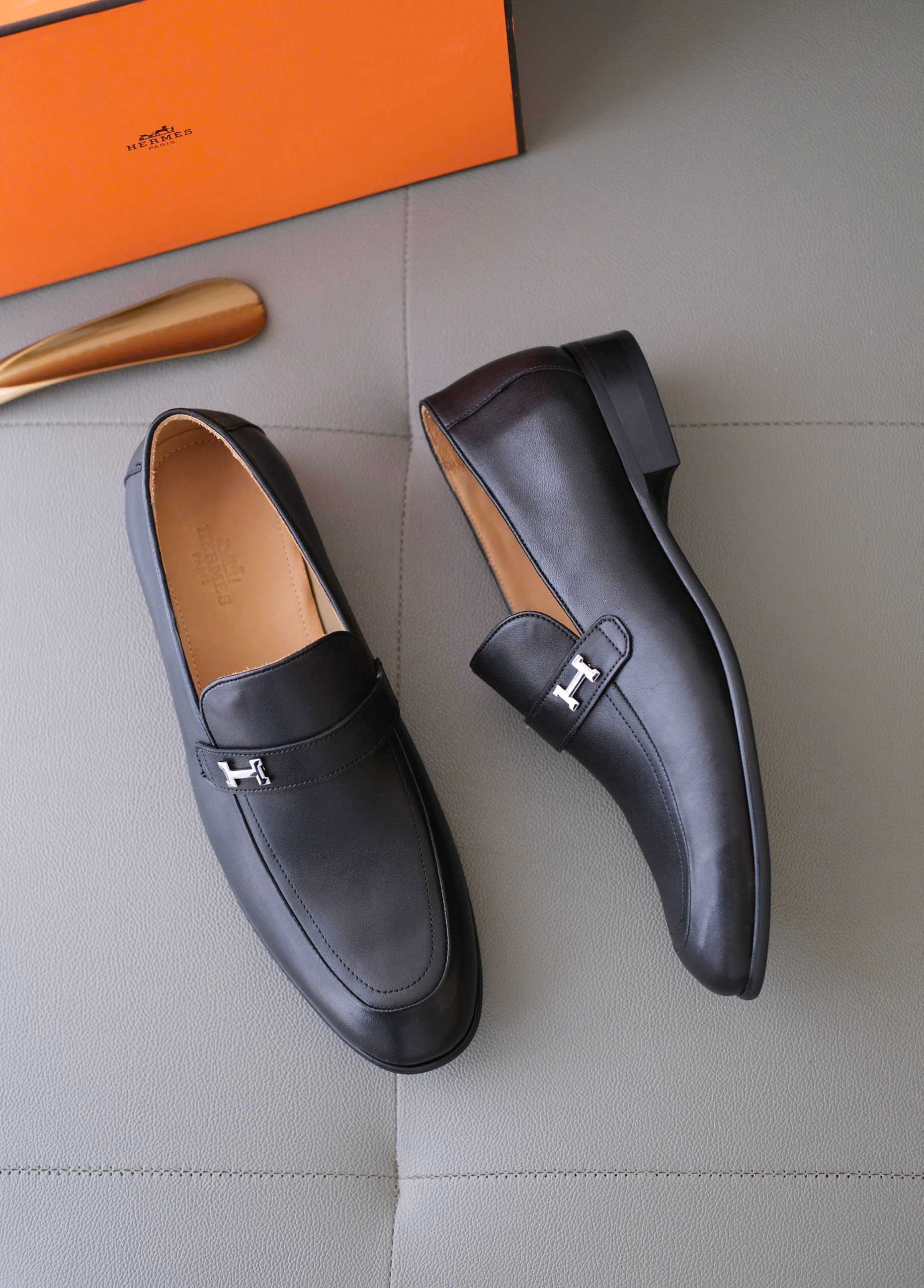 Giày loafer Hermes HM Đen lỳ logo tag bạc chữ H đế gỗ Like Auth 38-43 DDT