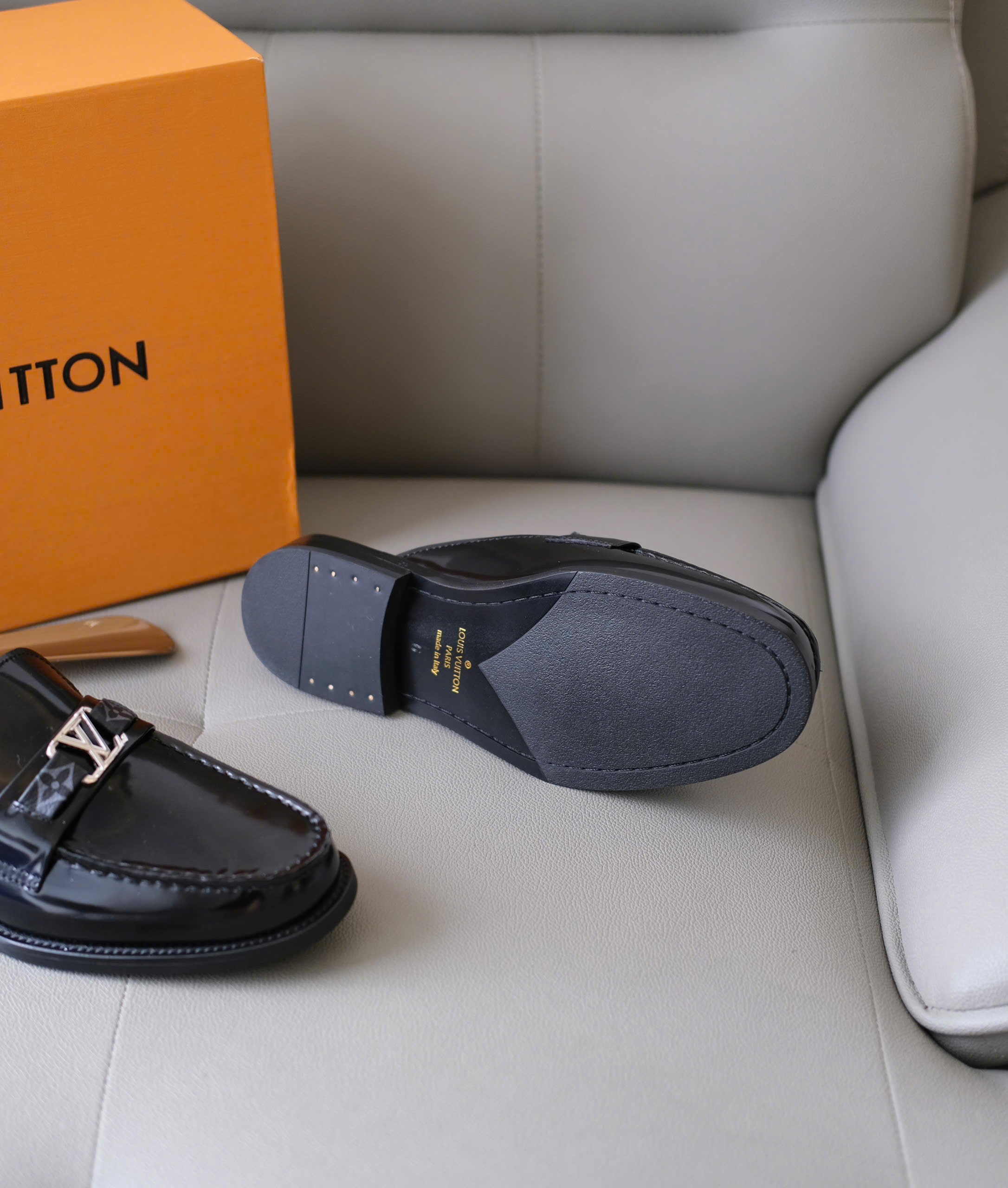 Giày loafer Louis Vuitton LV Đen bóng họa tiết monogram móc chữ đế gỗ Like Auth 38-43 DDT