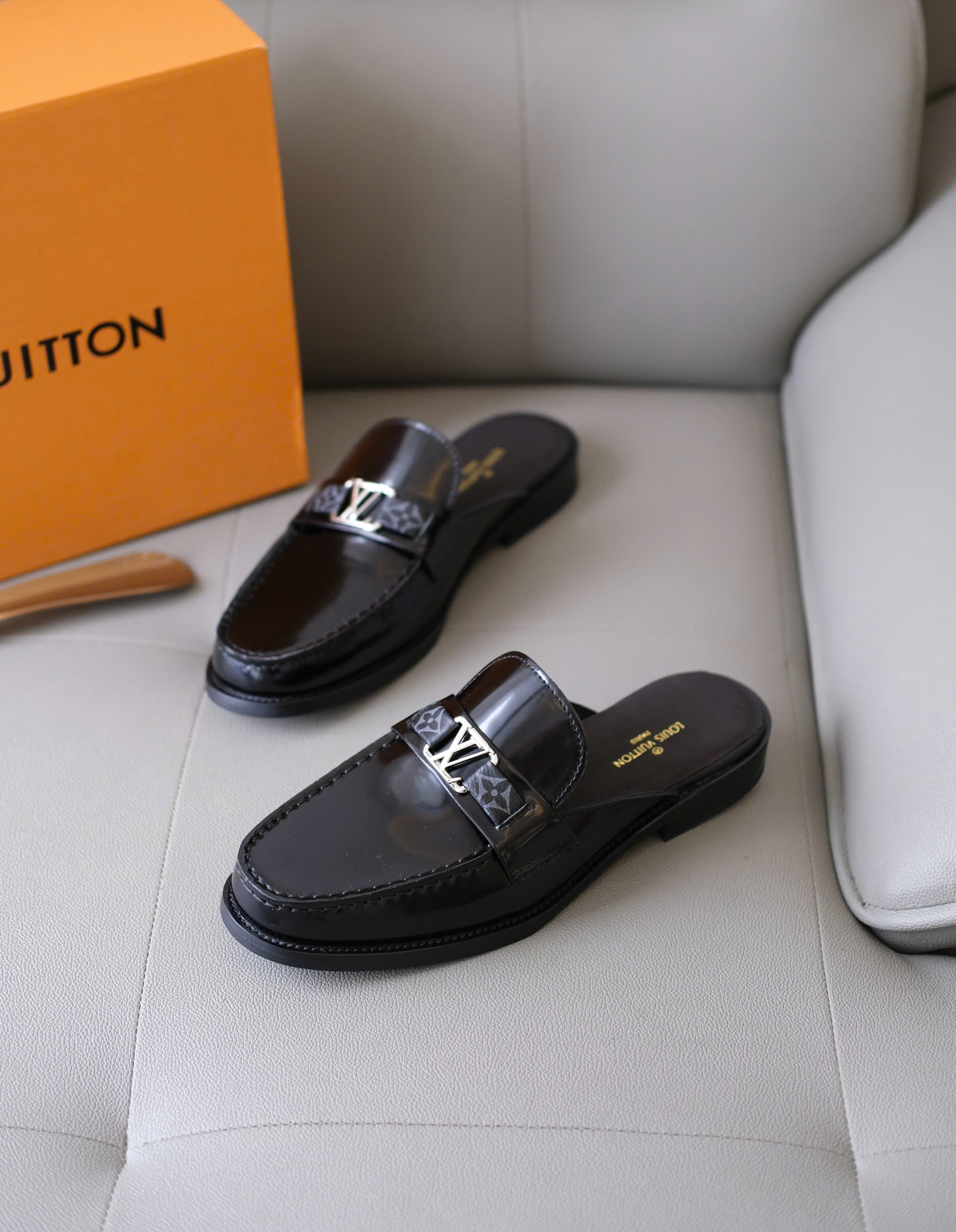Giày loafer Louis Vuitton LV Đen bóng họa tiết monogram móc chữ đế gỗ Like Auth 38-43 DDT