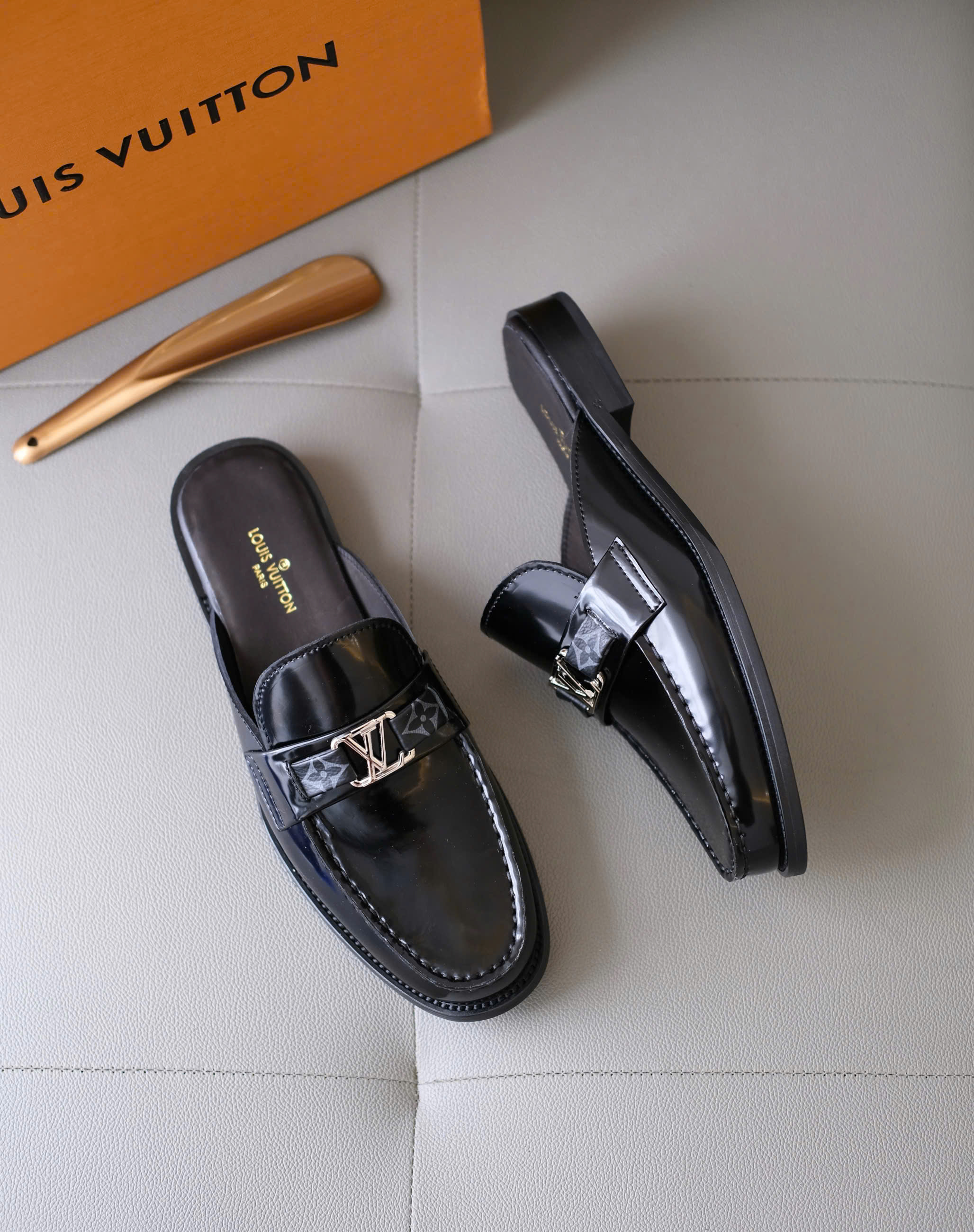 Giày loafer Louis Vuitton LV Đen bóng họa tiết monogram móc chữ đế gỗ Like Auth 38-43 DDT