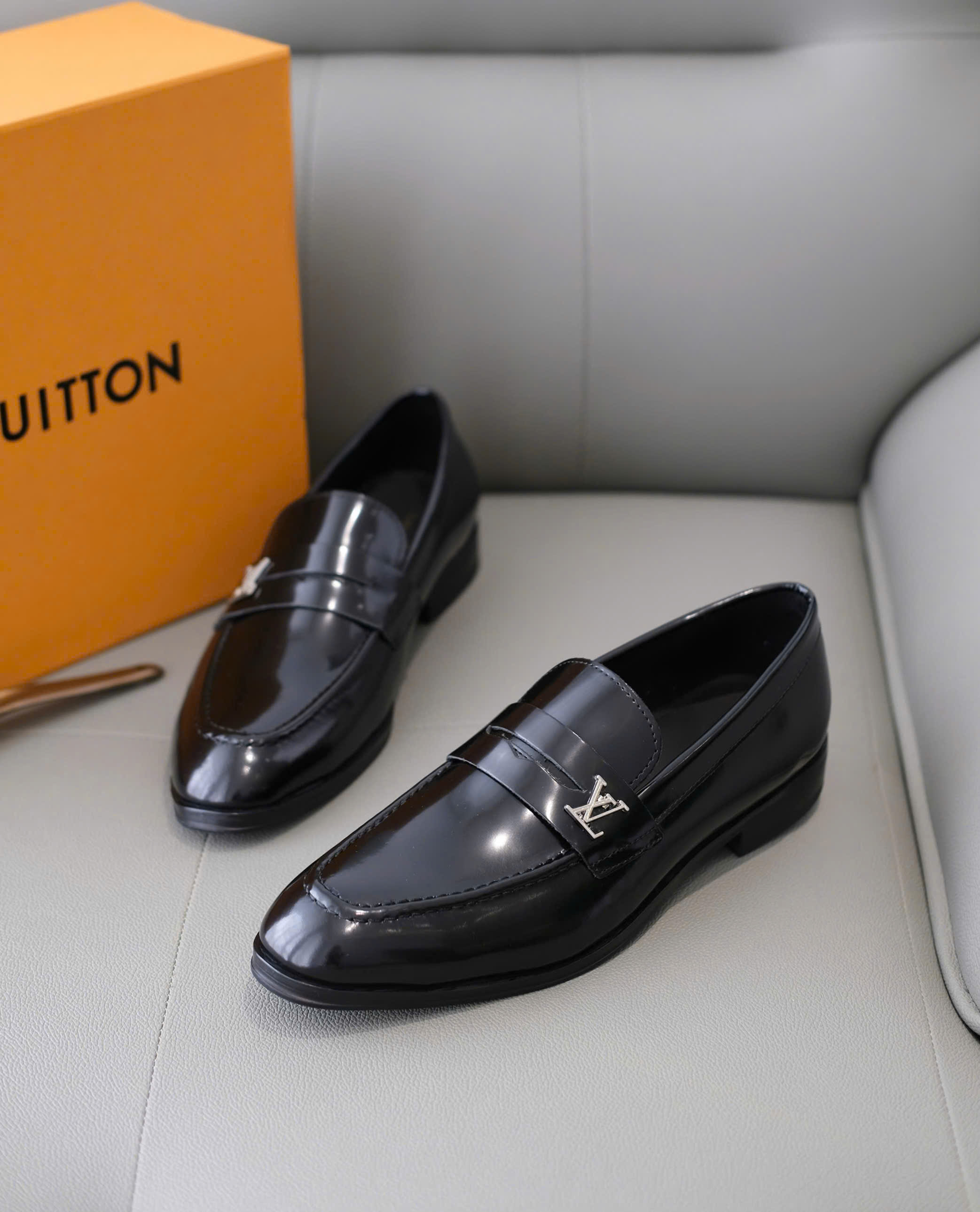 Giày loafer Louis Vuitton LV Đen bóng logo tag bạc đế gỗ Like Auth 38-43 DDT