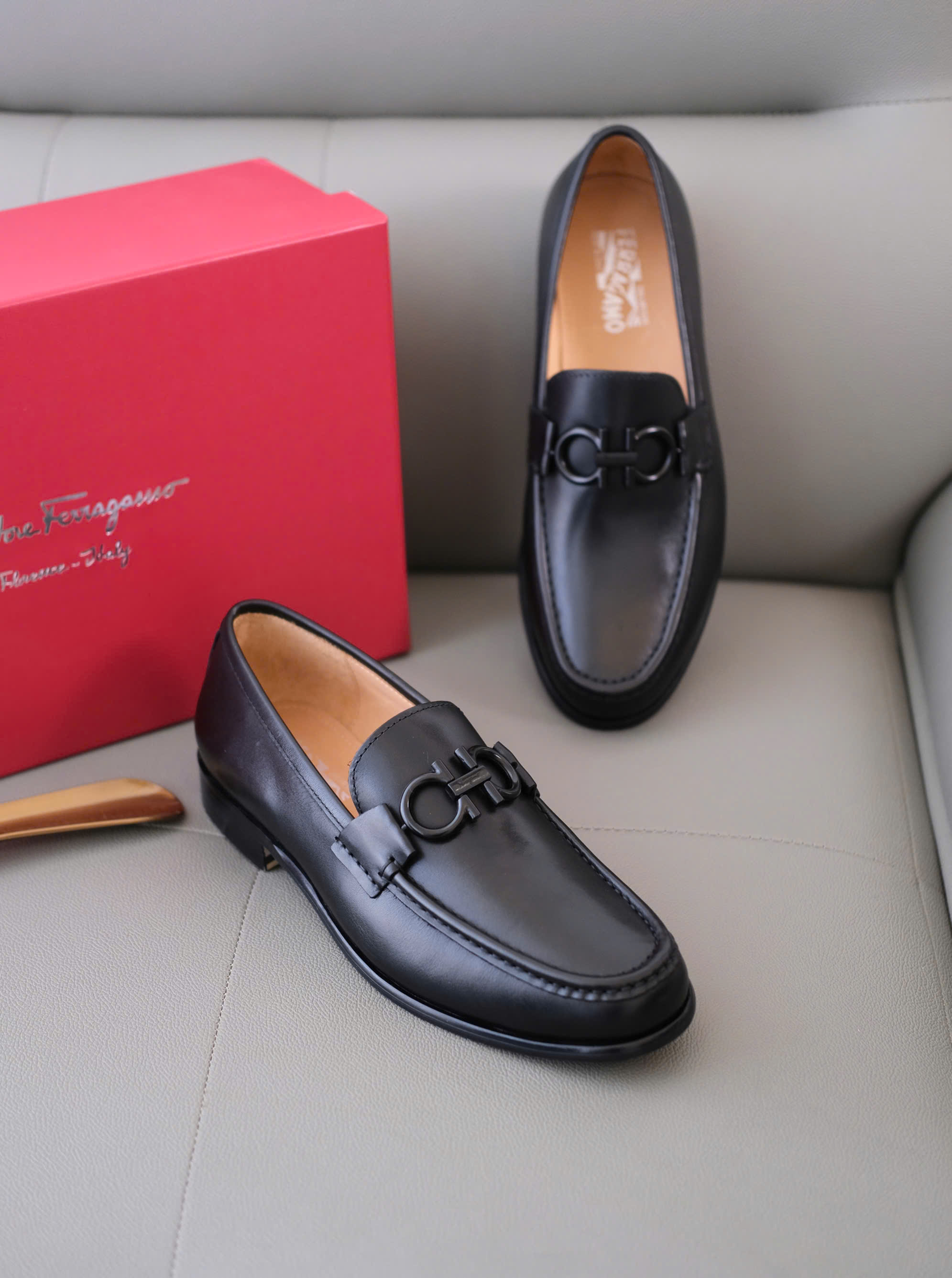 Giày Loafer Salvatore Đen bóng logo hình móc khóa Like Auth 38-43 DDT