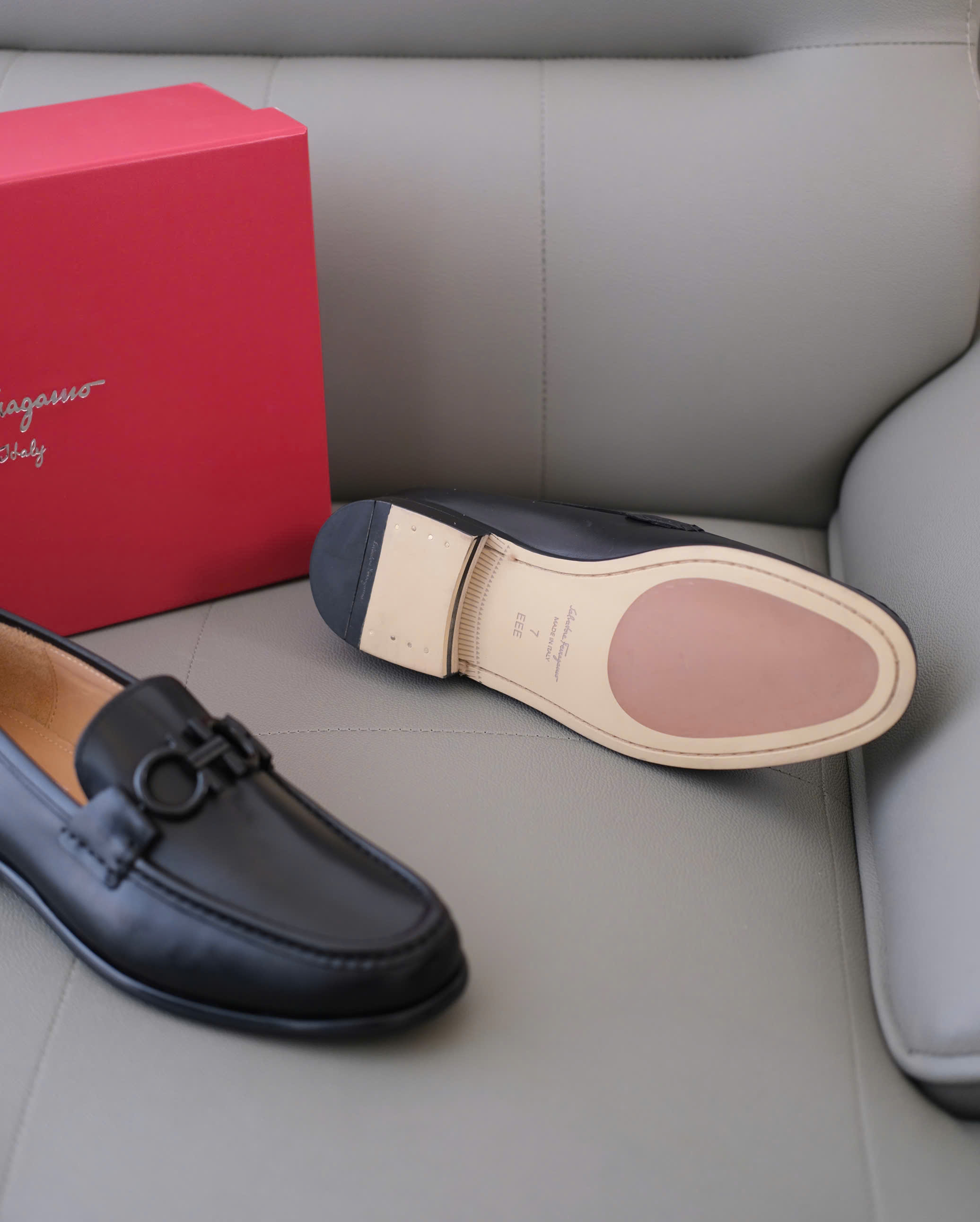 Giày Loafer Salvatore Đen bóng logo hình móc khóa Like Auth 38-43 DDT