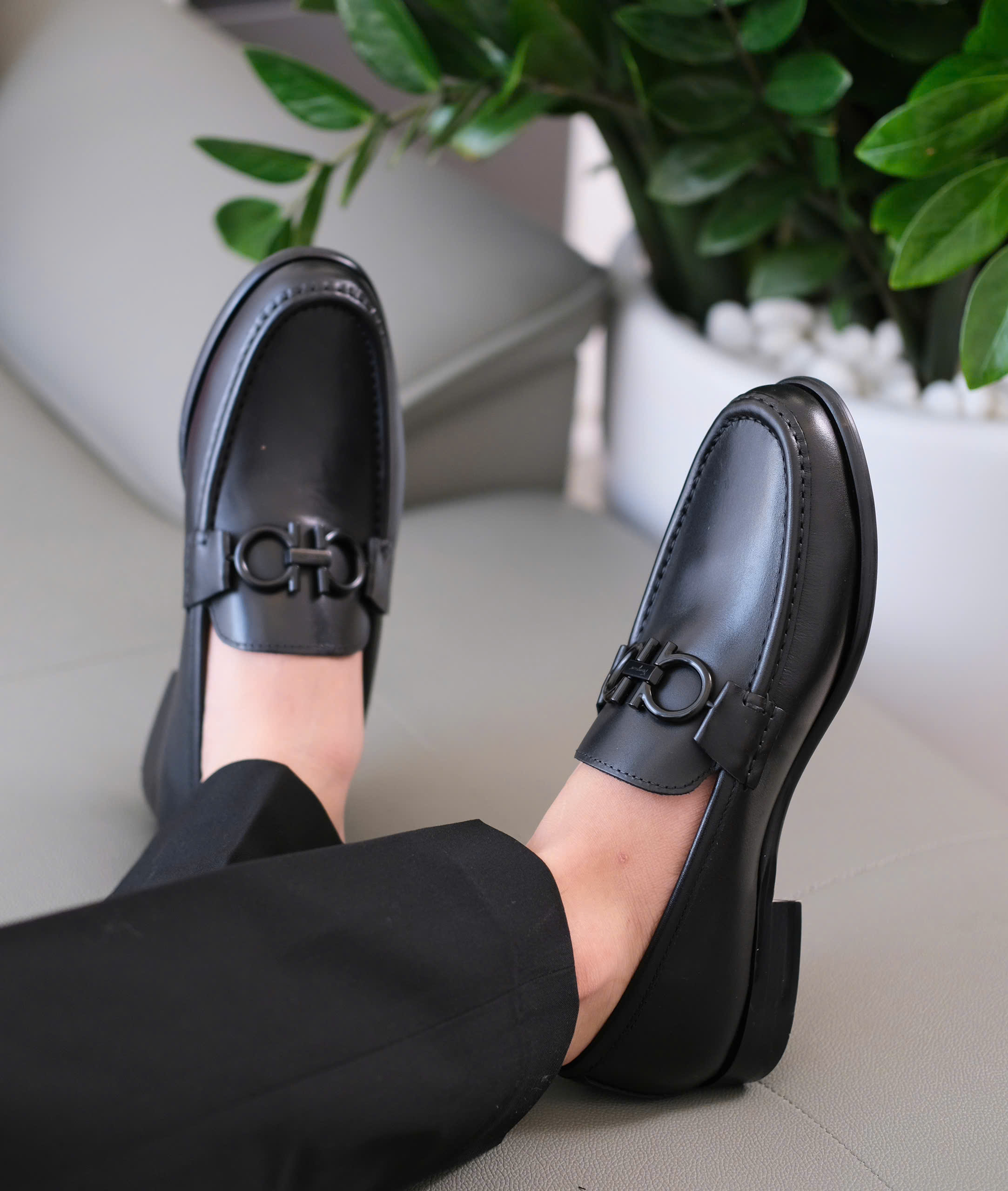 Giày Loafer Salvatore Đen bóng logo hình móc khóa Like Auth 38-43 DDT