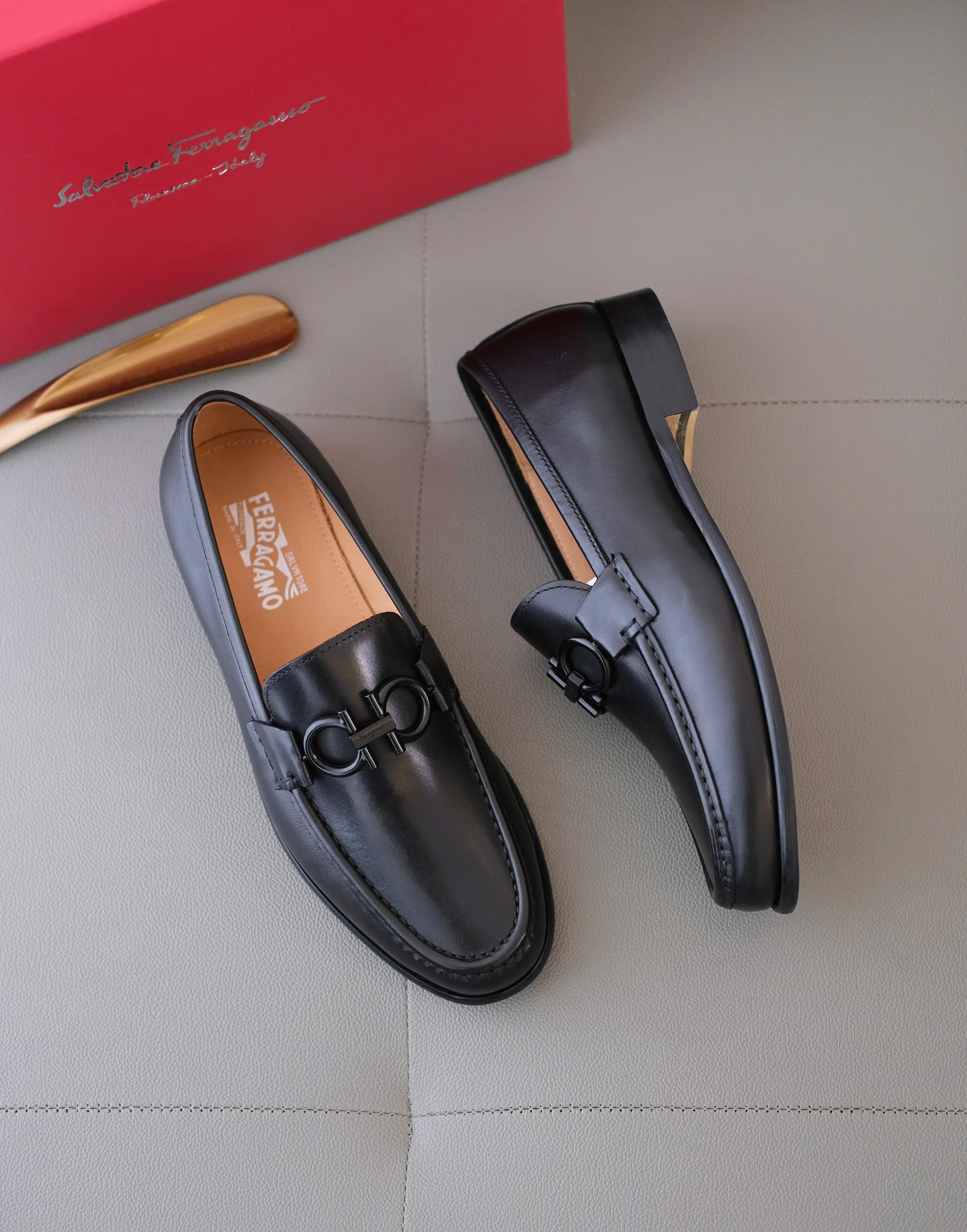 Giày Loafer Salvatore Đen bóng logo hình móc khóa Like Auth 38-43 DDT