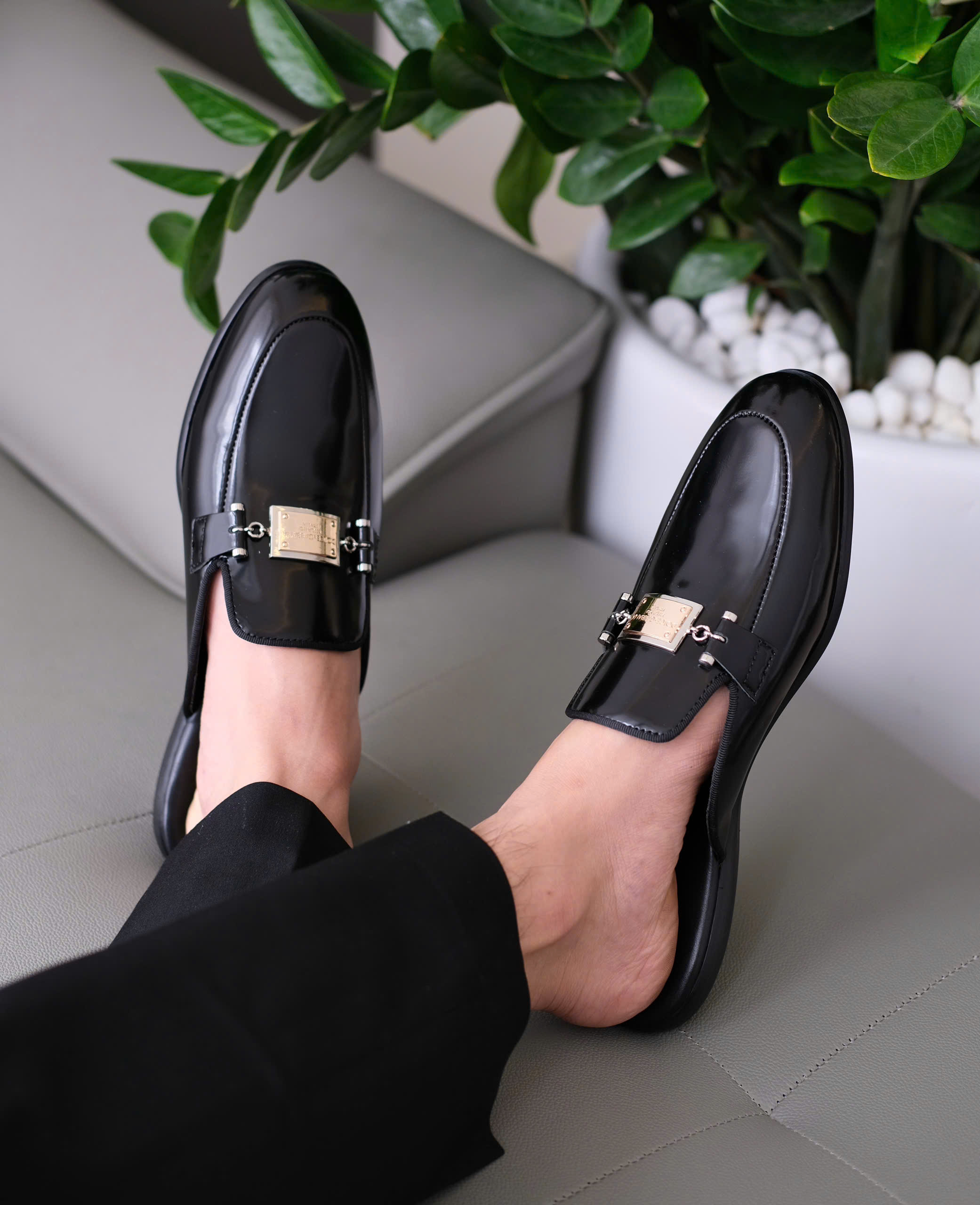 Giày sục Dolce Gabbana DG Đen bóng logo tag vuông Like Auth 38-43 DDT