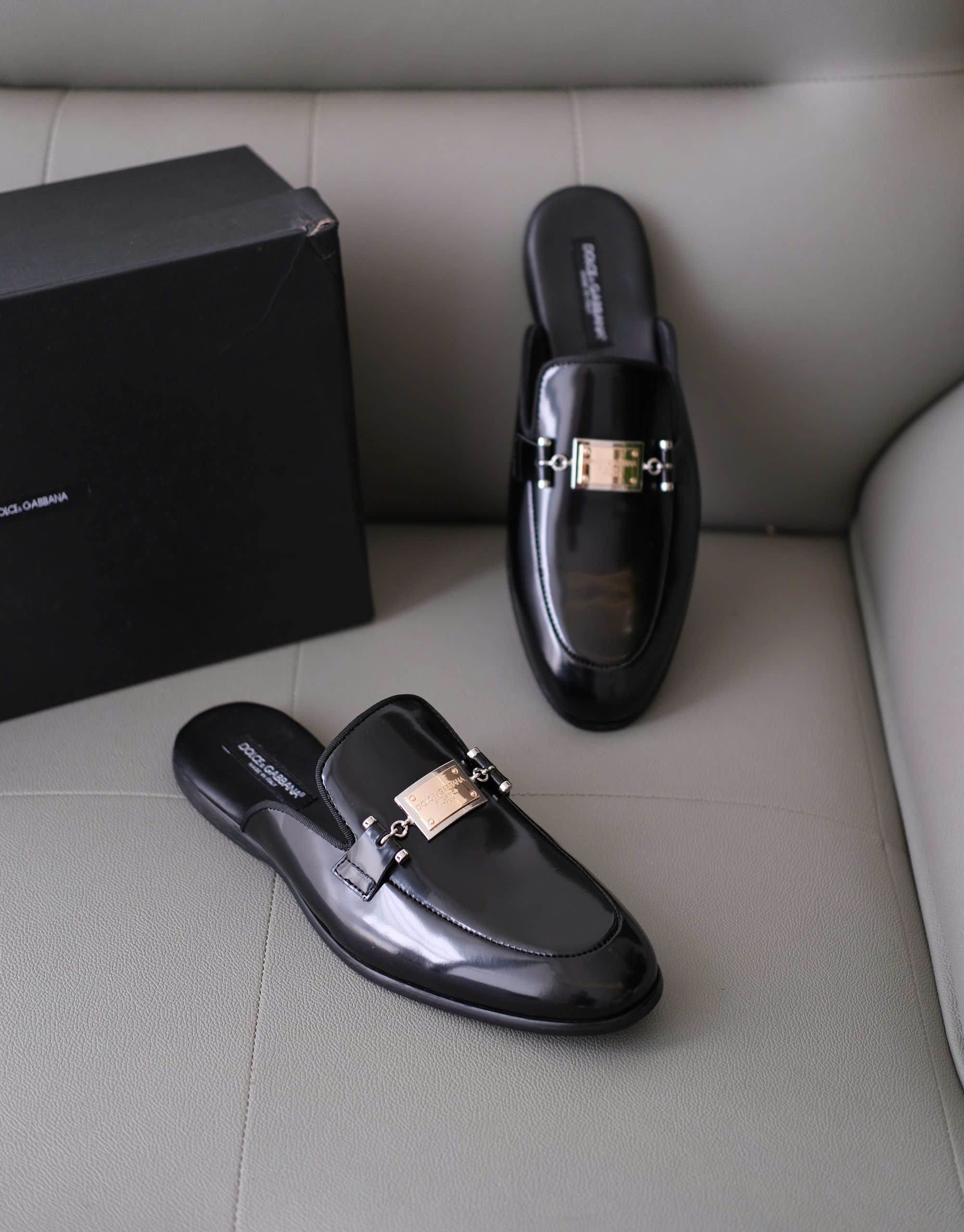 Giày sục Dolce Gabbana DG Đen bóng logo tag vuông Like Auth 38-43 DDT