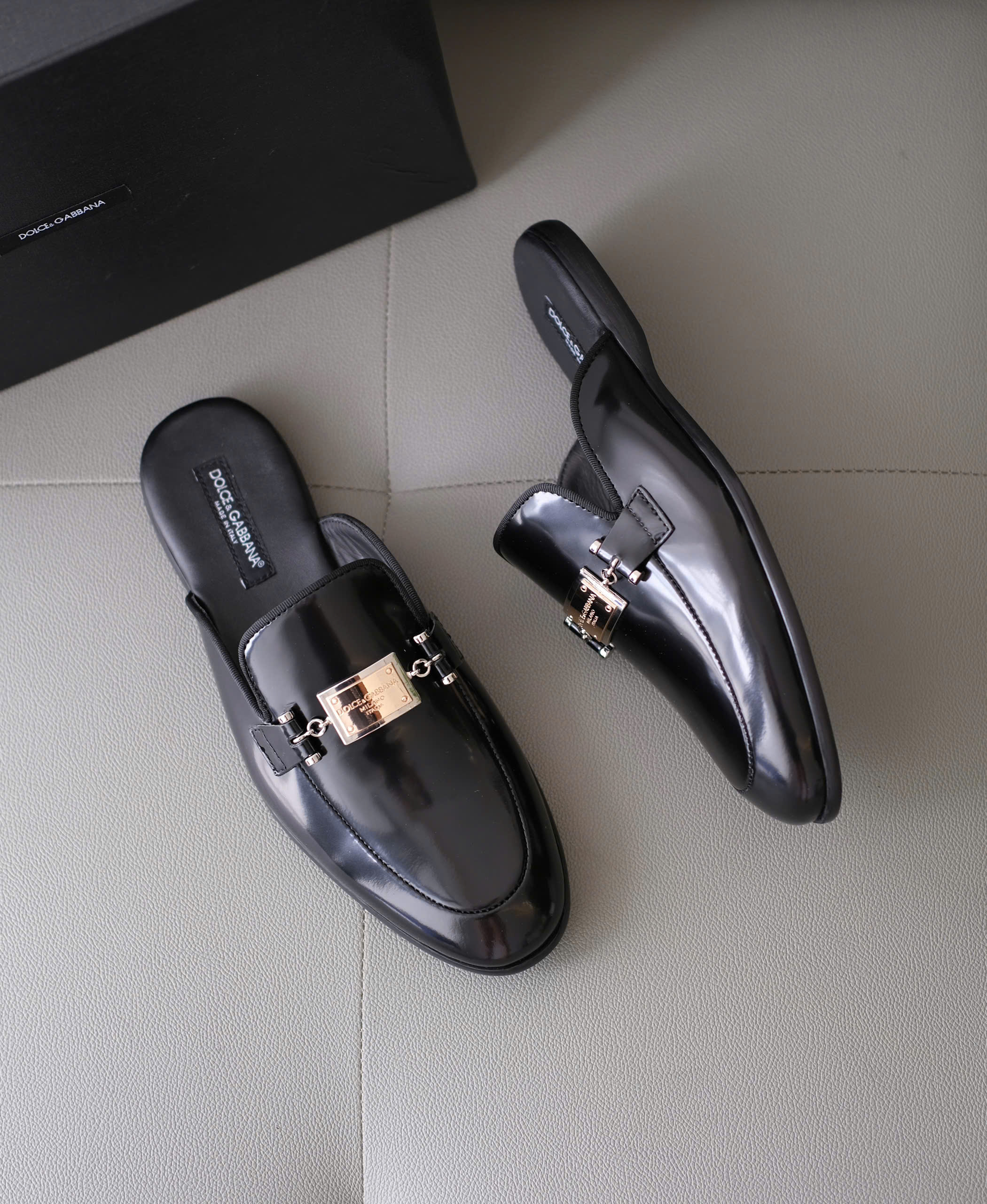 Giày sục Dolce Gabbana DG Đen bóng logo tag vuông Like Auth 38-43 DDT