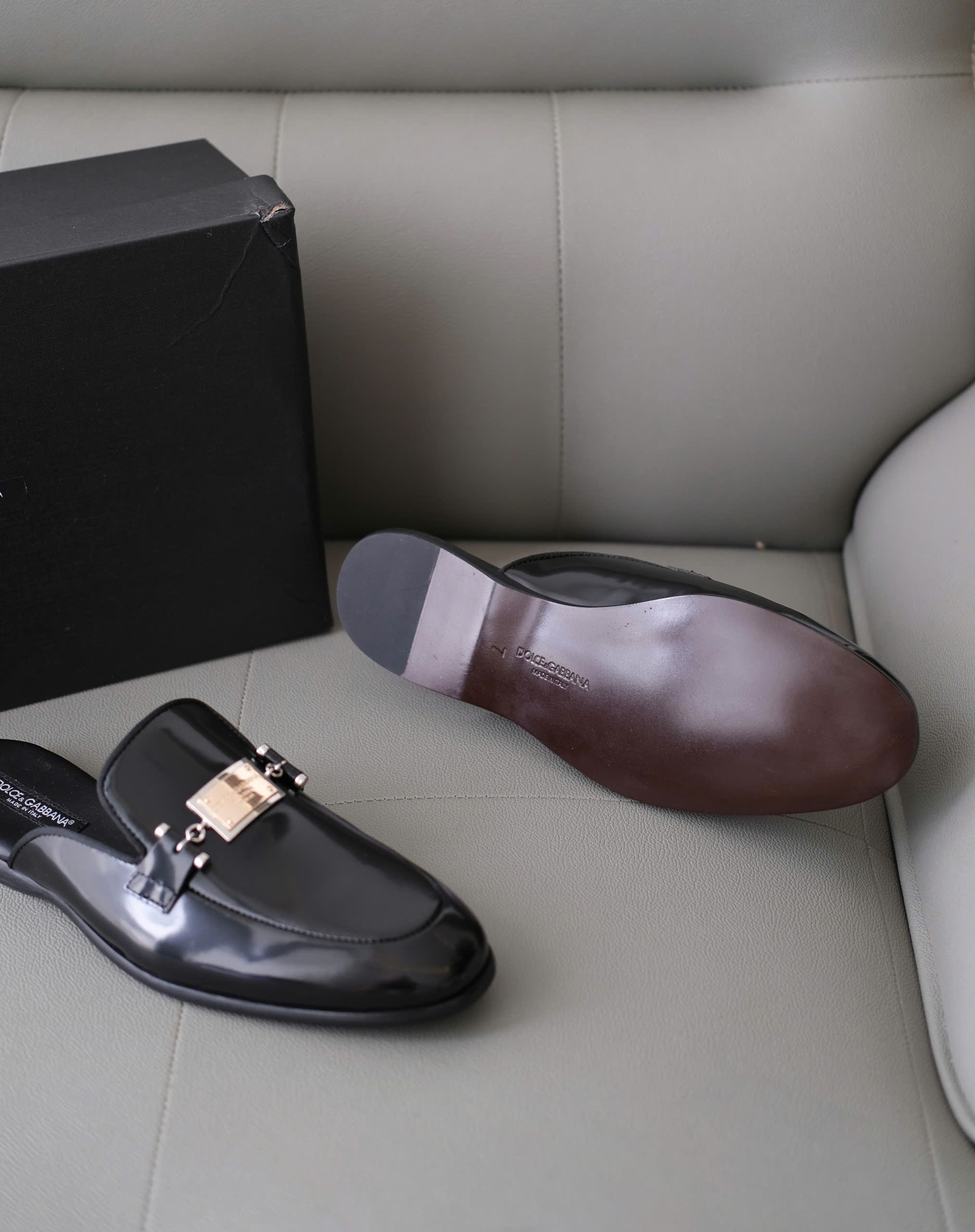 Giày sục Dolce Gabbana DG Đen bóng logo tag vuông Like Auth 38-43 DDT