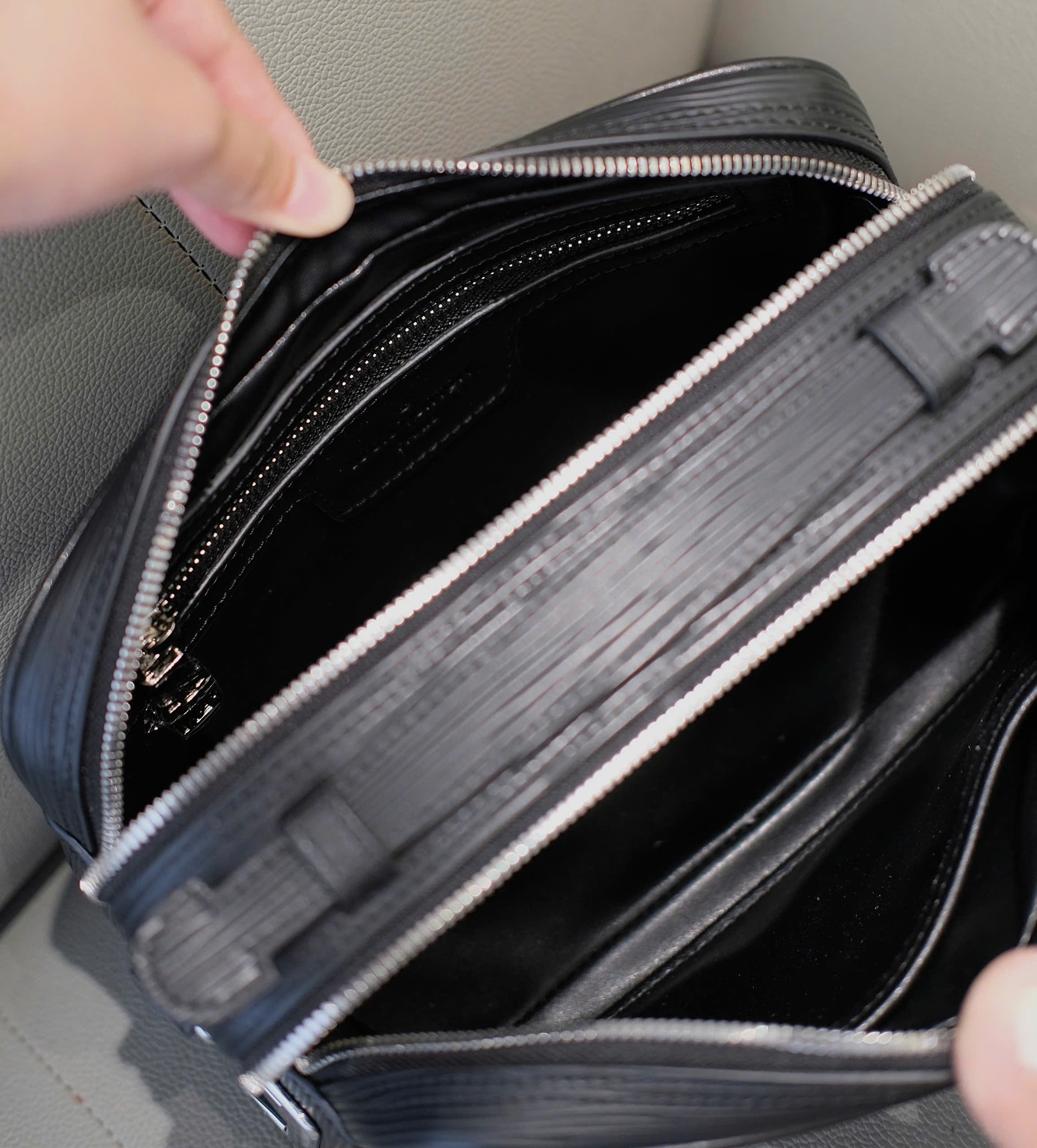 Túi ví Clutch đeo chéo xách tay Louis Vuitton LV họa tiết vân kẻ chiếu khóa Vân Tay Like AUth 24x15x10 DDT