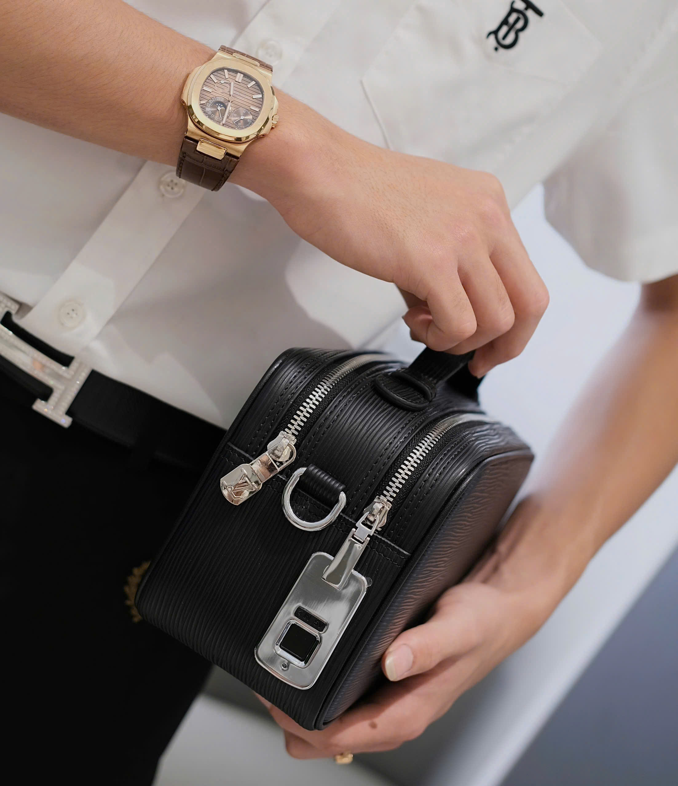 Túi ví Clutch đeo chéo xách tay Louis Vuitton LV họa tiết vân kẻ chiếu khóa Vân Tay Like AUth 24x15x10 DDT