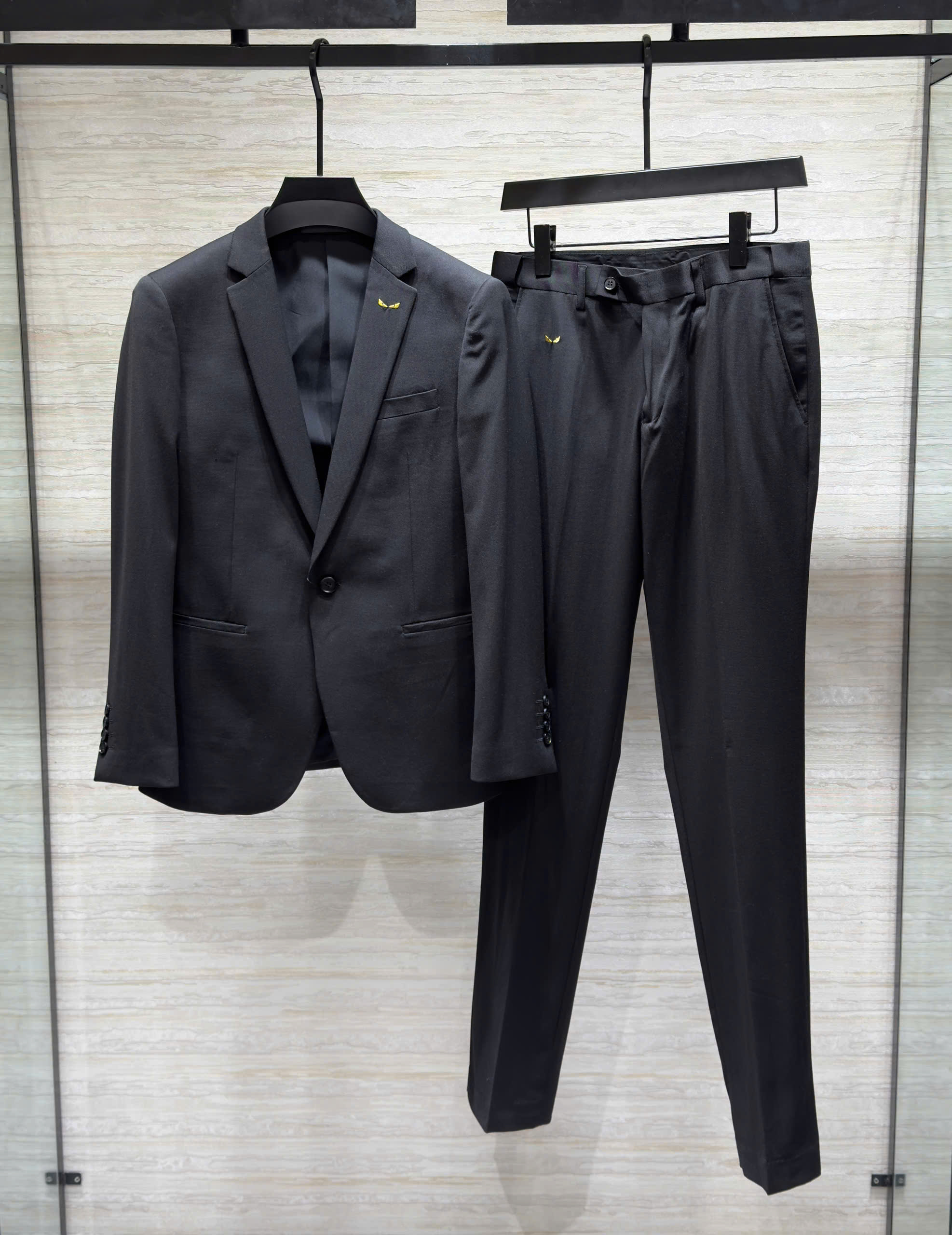 Set bộ Vest Fendi Đen logo thêu chỉ Vàng new 2026 Like Auth 46-54 DDT