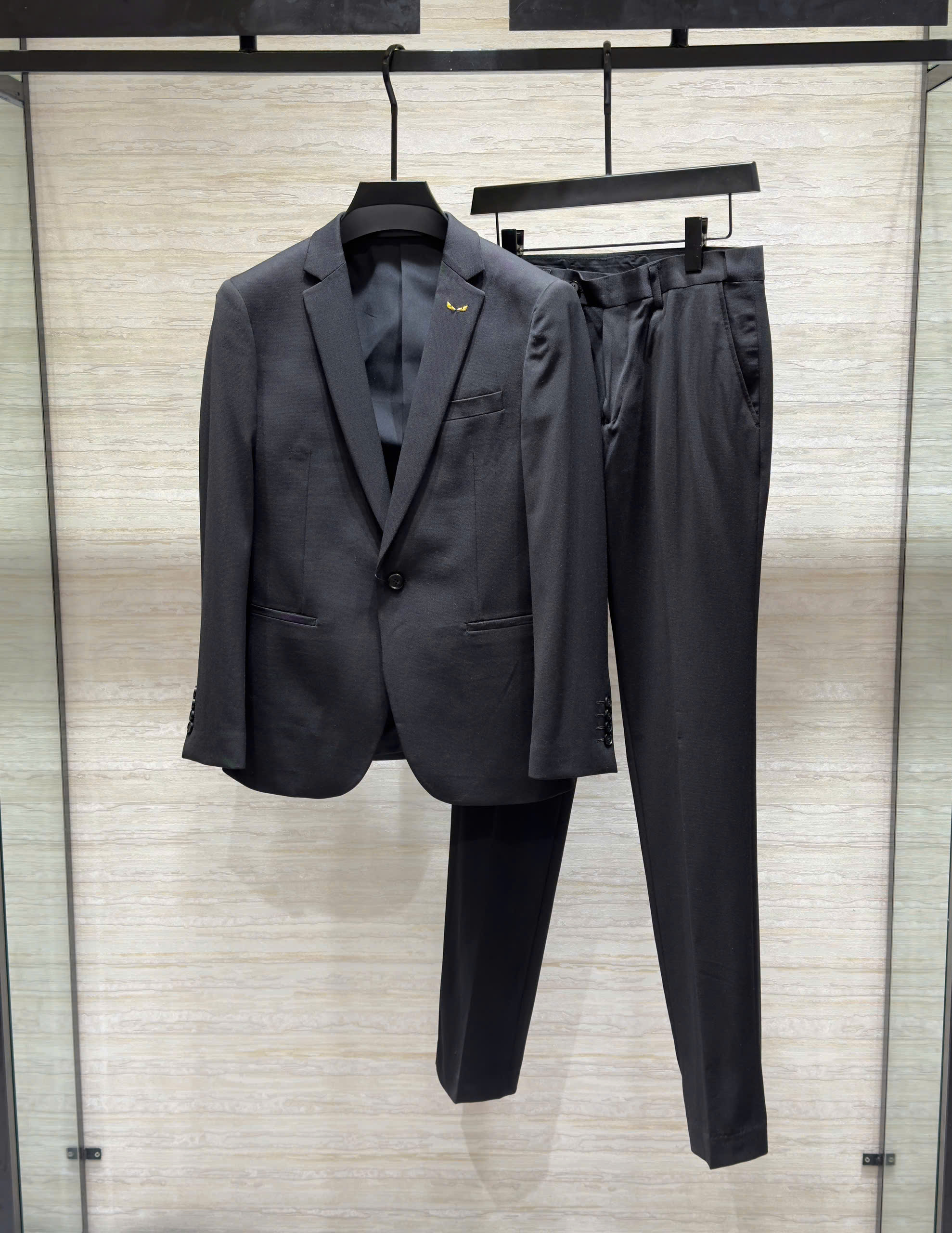 Set bộ Vest Fendi Đen logo thêu chỉ Vàng new 2026 Like Auth 46-54 DDT