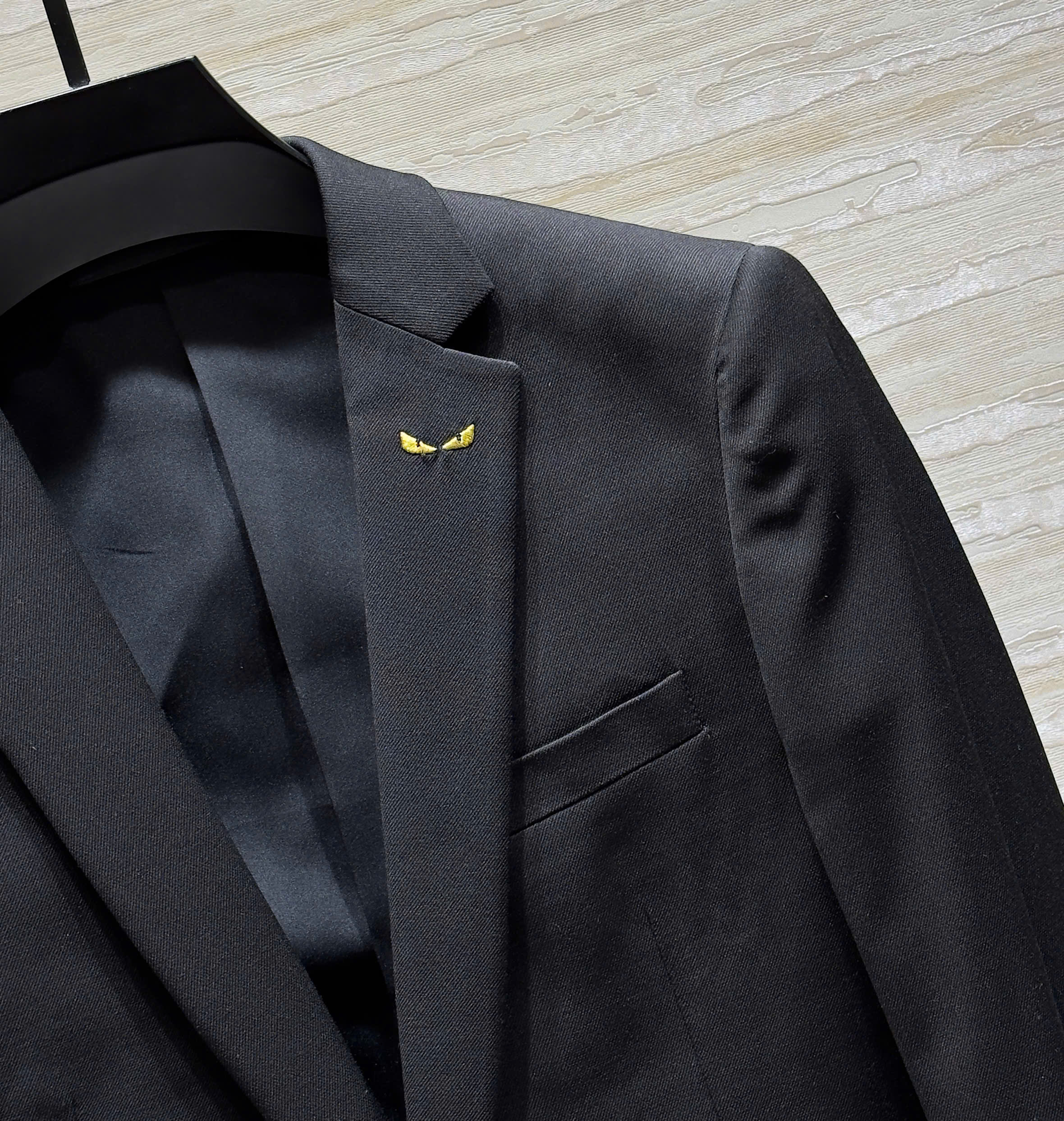 Set bộ Vest Fendi Đen logo thêu chỉ Vàng new 2026 Like Auth 46-54 DDT