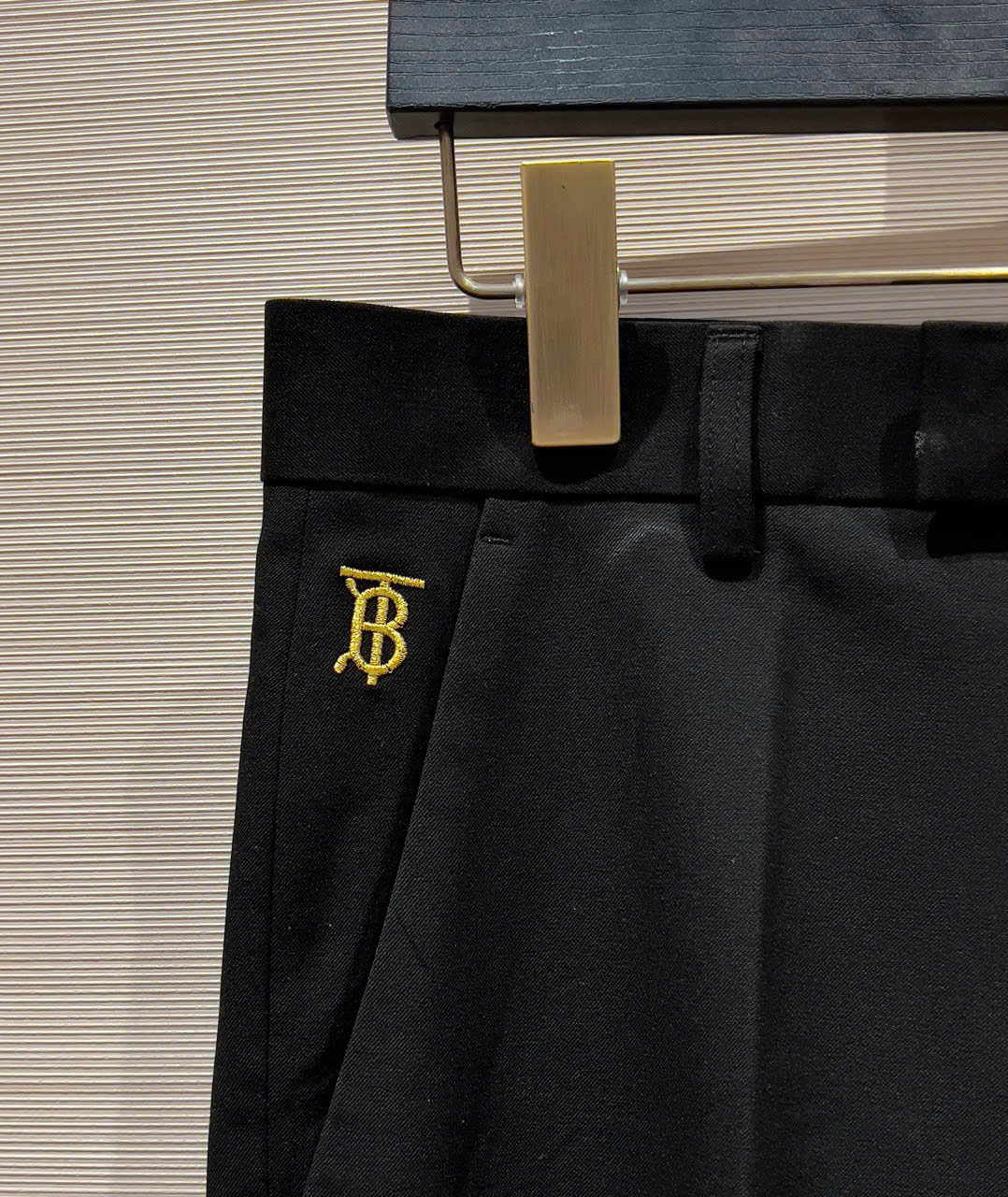 Quần âu tây Burberry BBR Đen logo thêu TB chỉ Vàng Like AUth 28-34 DDT