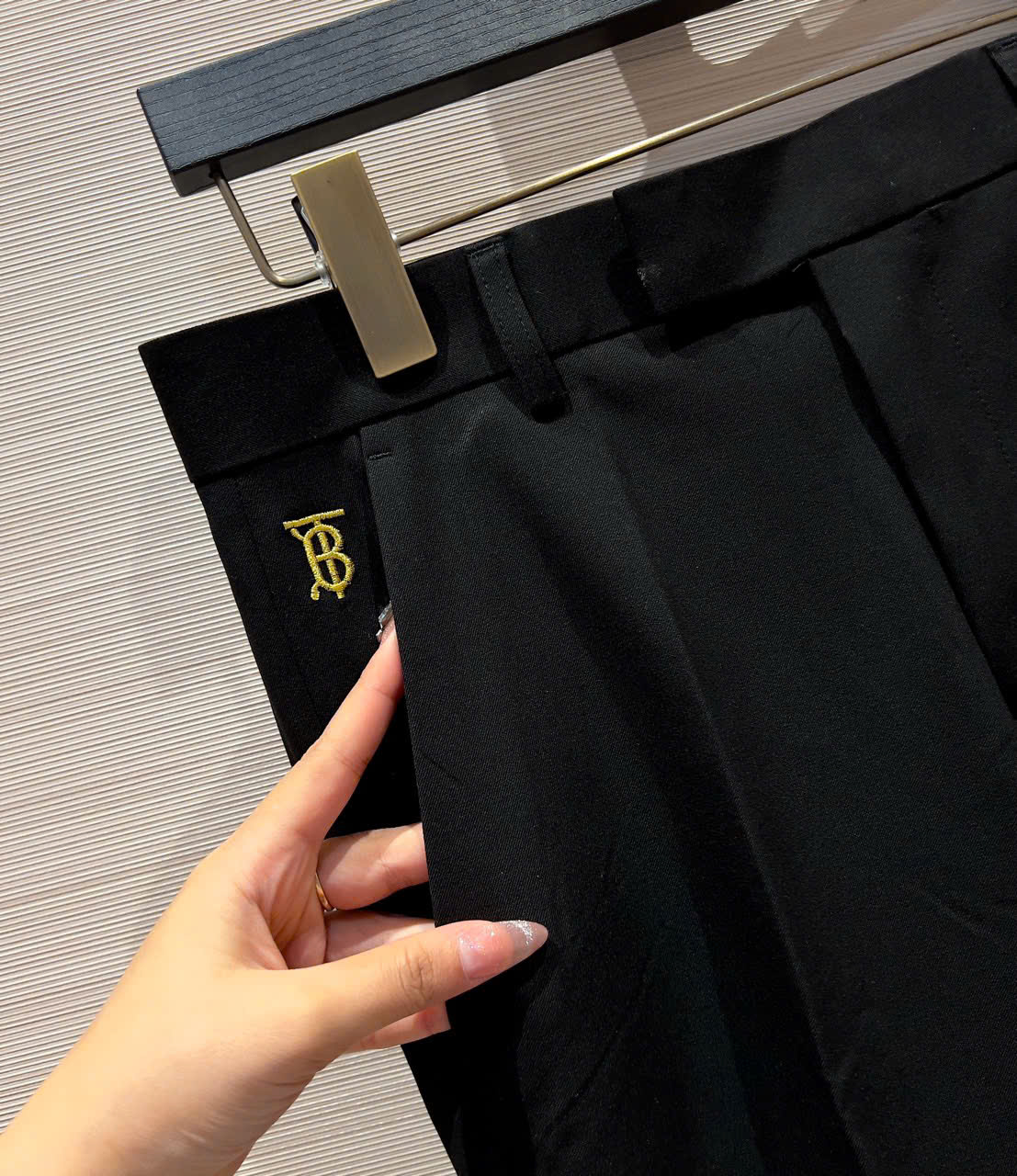 Quần âu tây Burberry BBR Đen logo thêu TB chỉ Vàng Like AUth 28-34 DDT