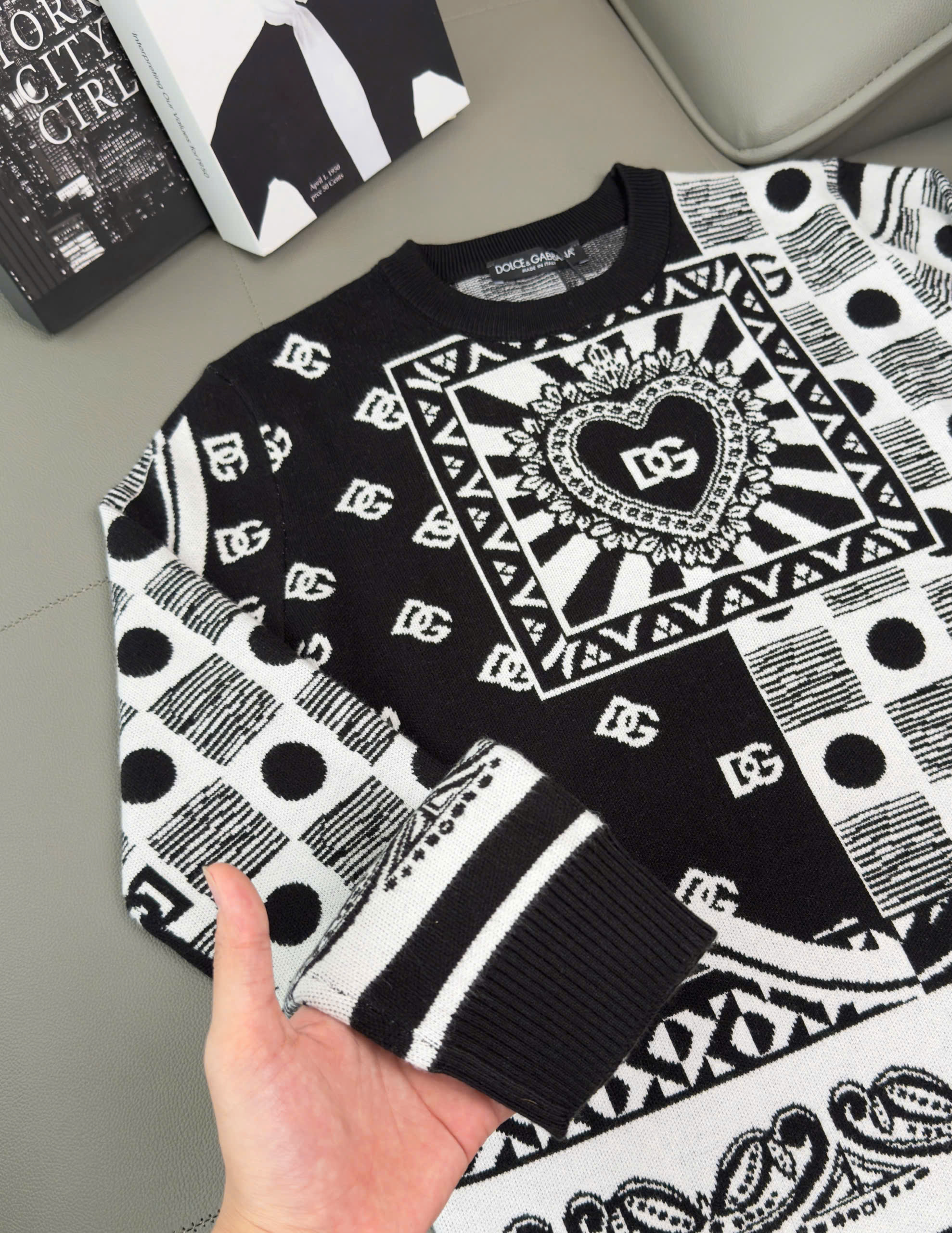 Áo sweater len Dolce Gabbana DG Đen Trắng logo trái tim Like AUth M-XXL DDT