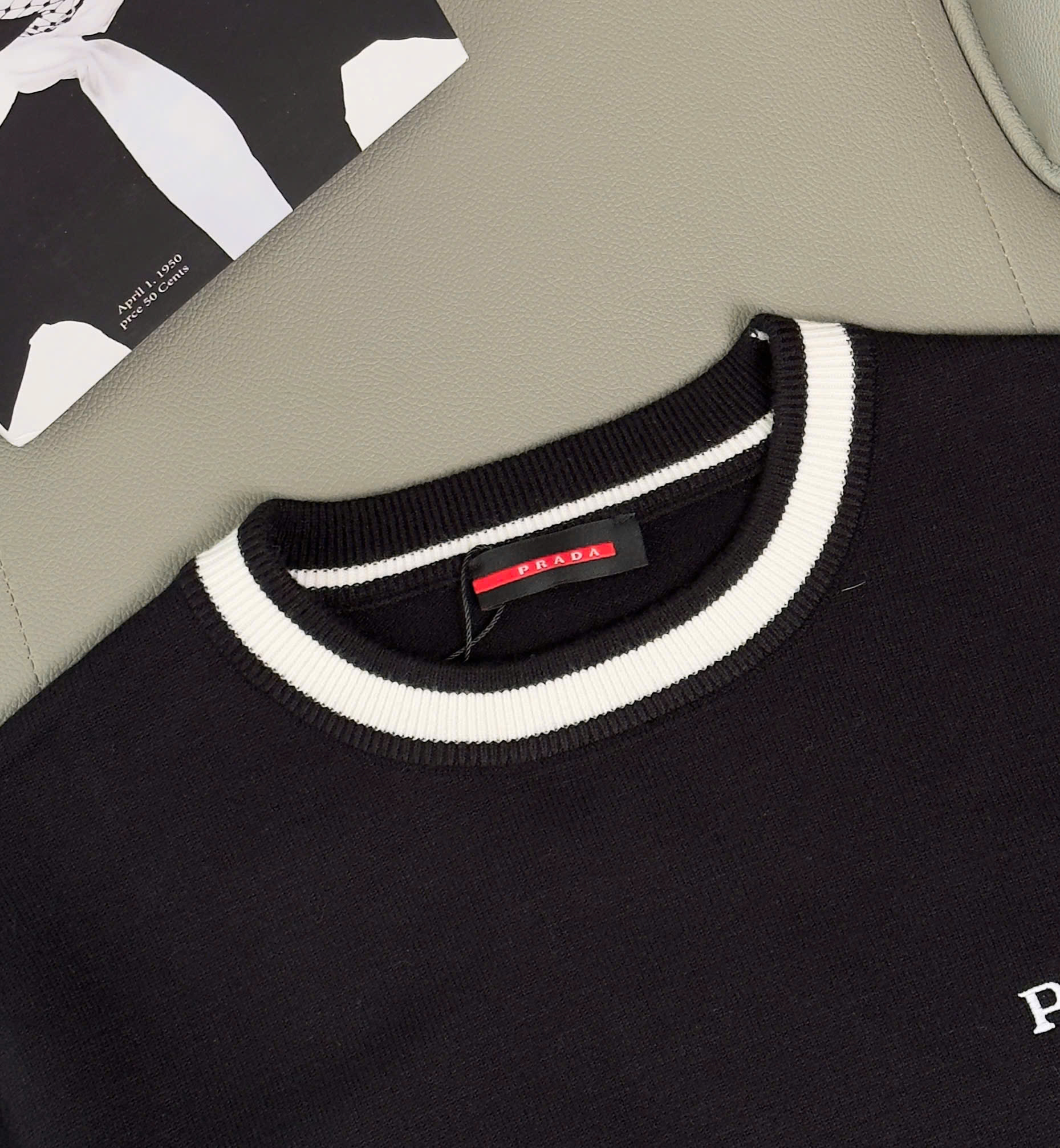 Áo sweater len Prada Đen kẻ viền Trắng logo thêu ngực Like AUth M-XXL DDT