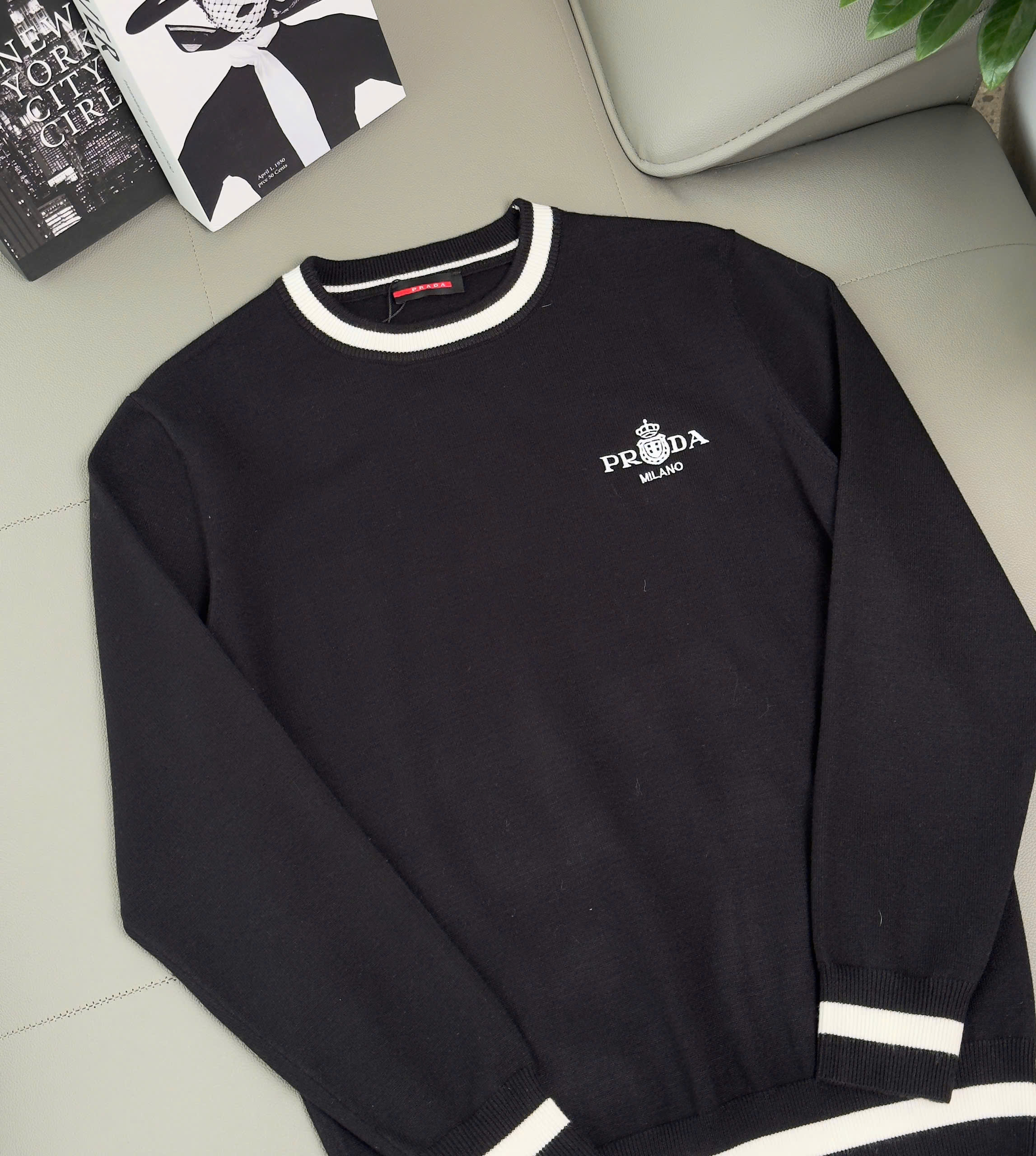 Áo sweater len Prada Đen kẻ viền Trắng logo thêu ngực Like AUth M-XXL DDT