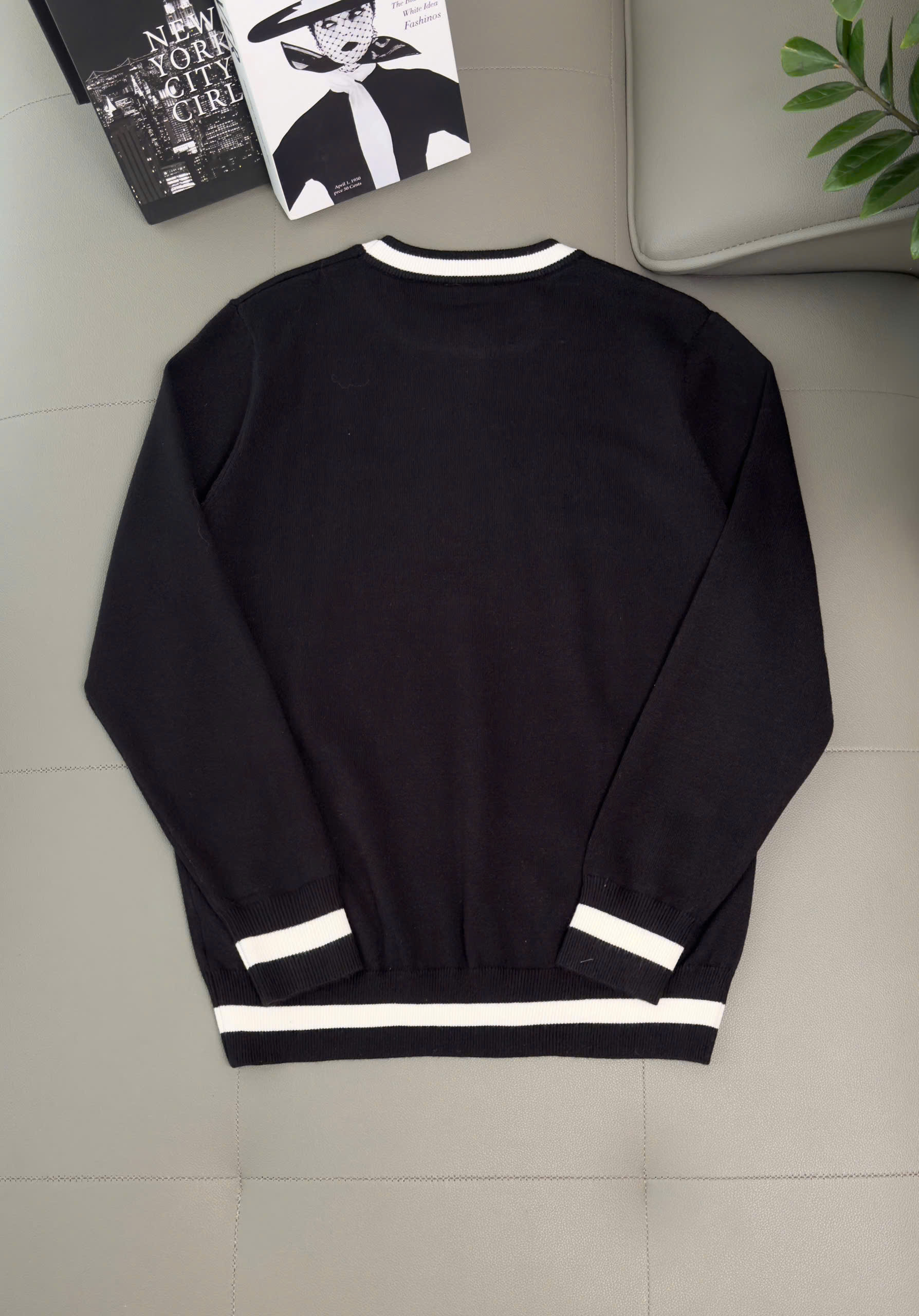 Áo sweater len Prada Đen kẻ viền Trắng logo thêu ngực Like AUth M-XXL DDT