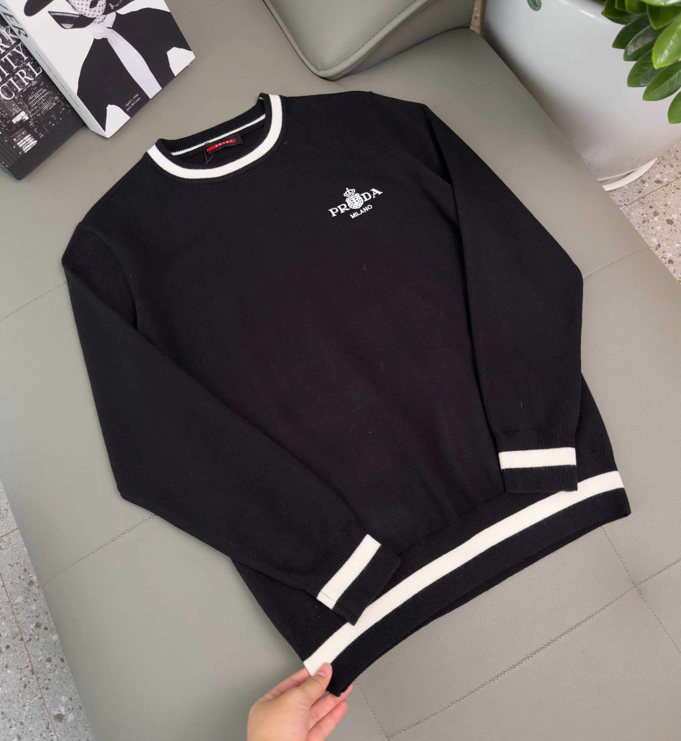Áo sweater len Prada Đen kẻ viền Trắng logo thêu ngực Like AUth M-XXL DDT