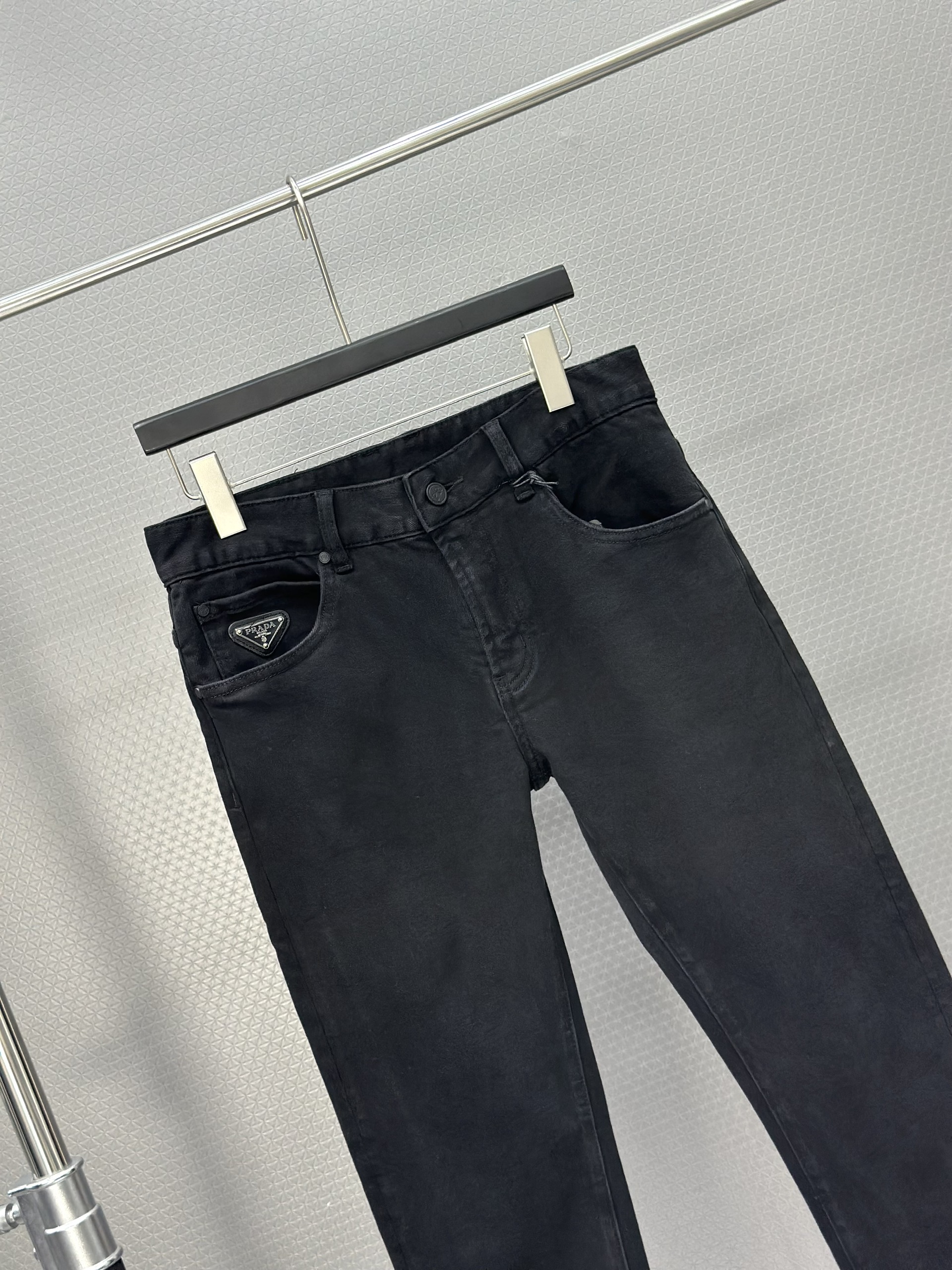 Quần bò Jean Prada Đen trơn logo tam giác tag túi Like Auth 28-34 VTN